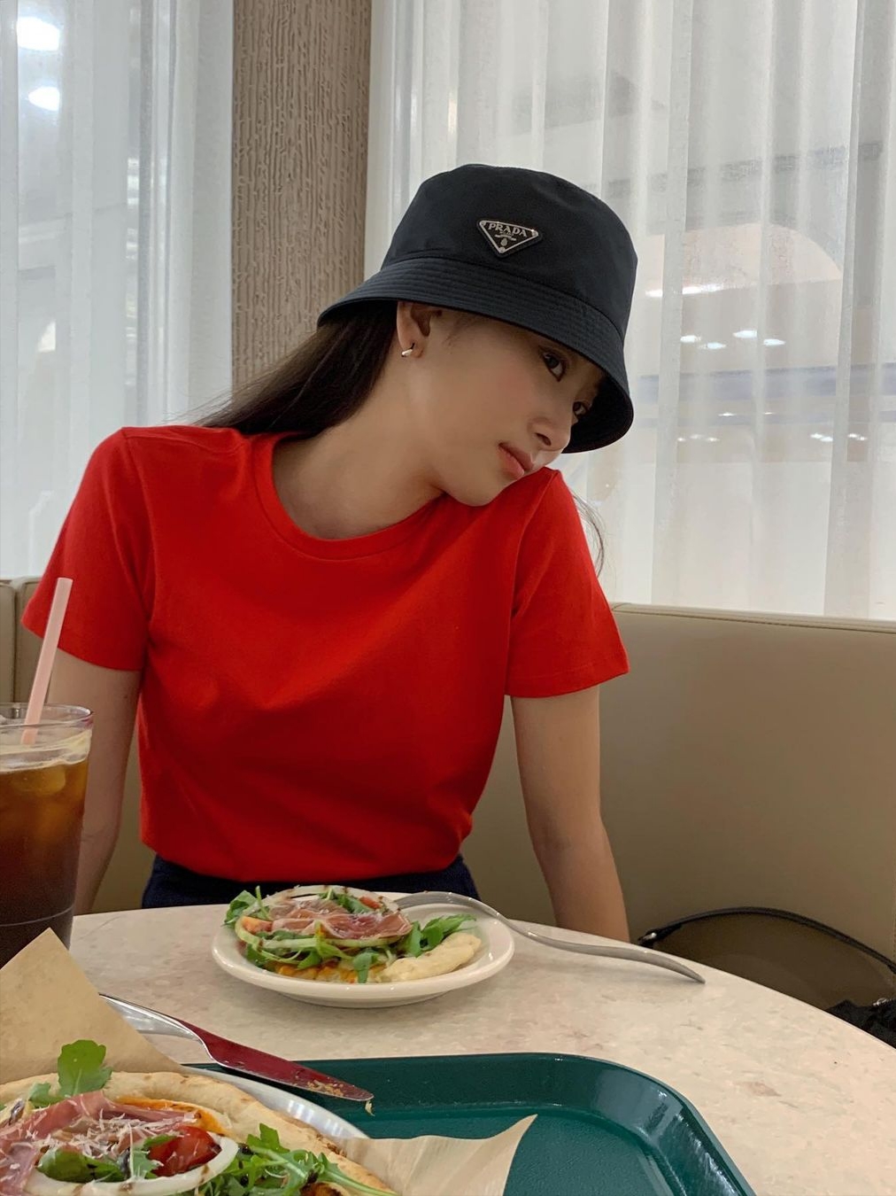 (W) Prada Re-Nylon Bucket Hat Black 착용 스타일