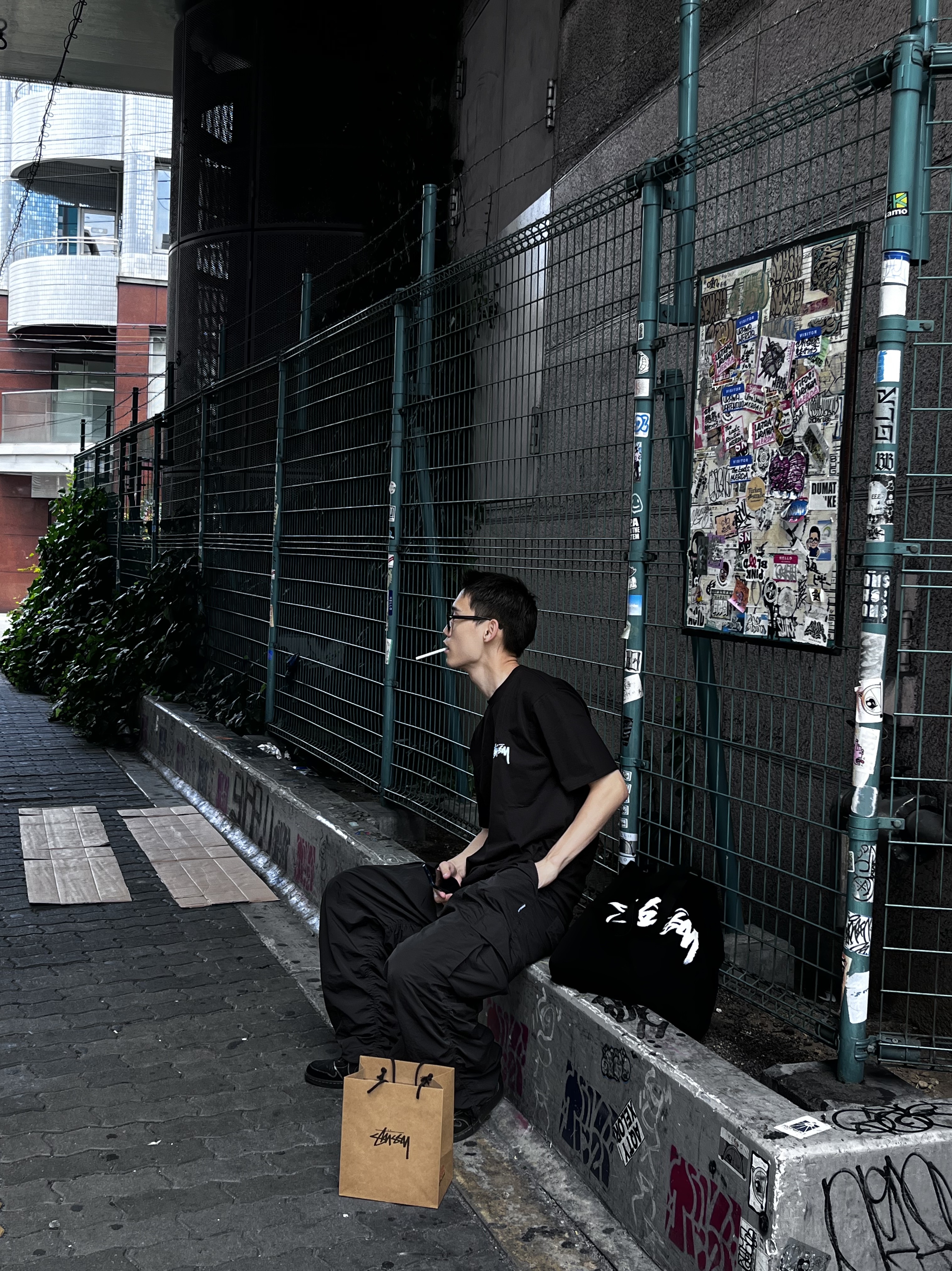 Stussy Kittens T-Shirt Black, Jordan 1 x Travis Scott Retro Low OG SP Black Phantom 착용 스타일 - 2