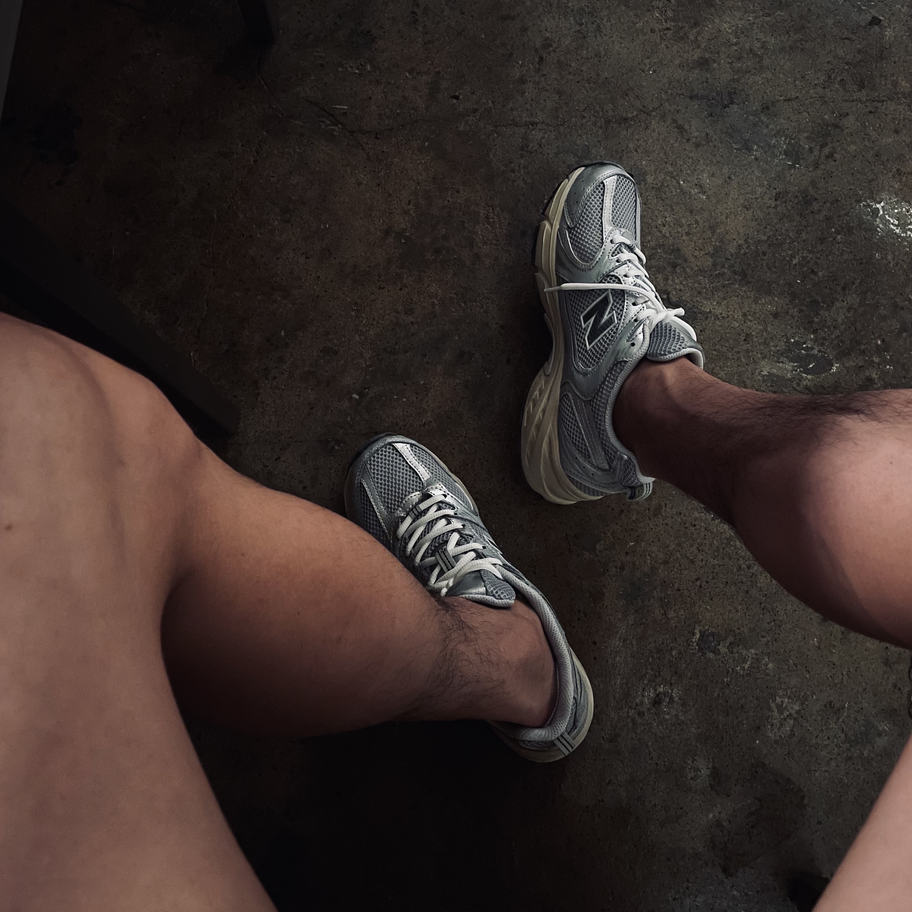 New Balance 530 Vintage Metallic Silver 착용 스타일