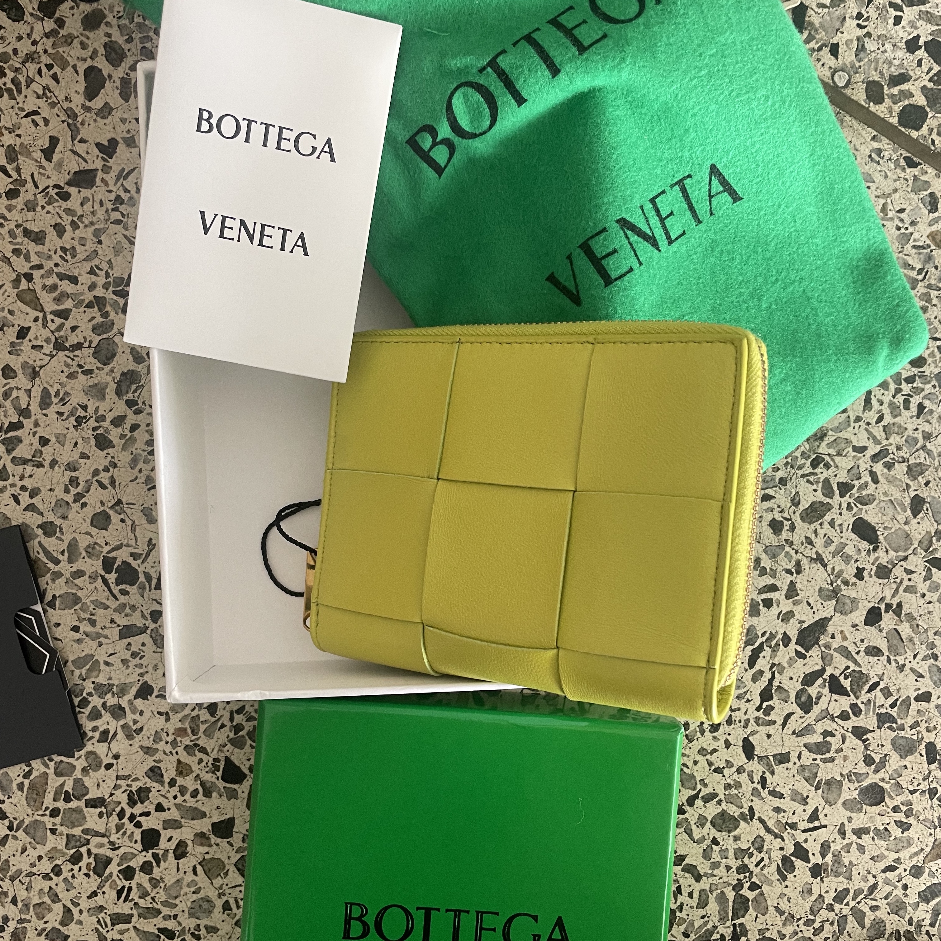 Bottega Veneta Zip Around Wallet Kiwi 착용 스타일
