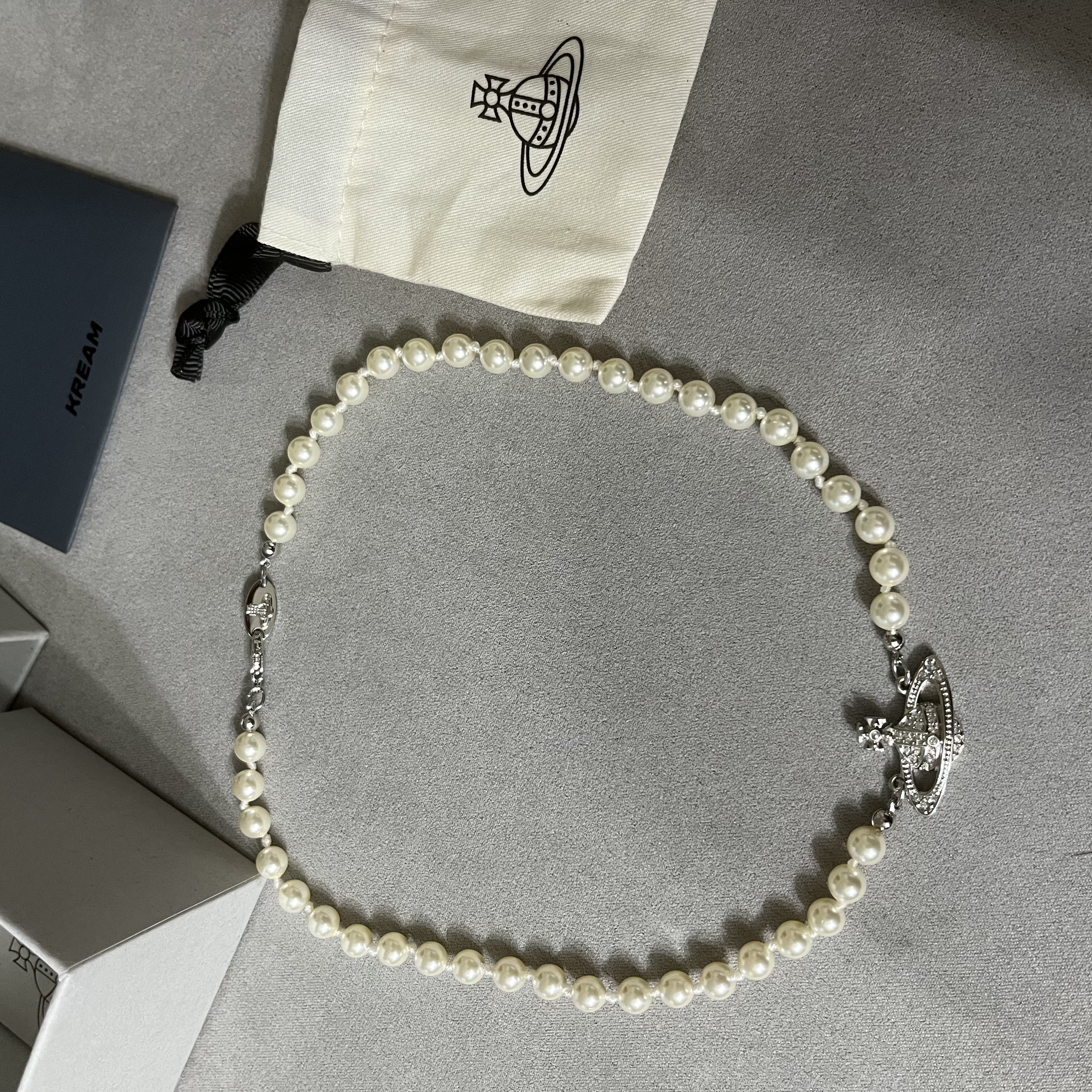 Vivienne Westwood Mini Bas Relief Choker Silver 착용 스타일 - 4