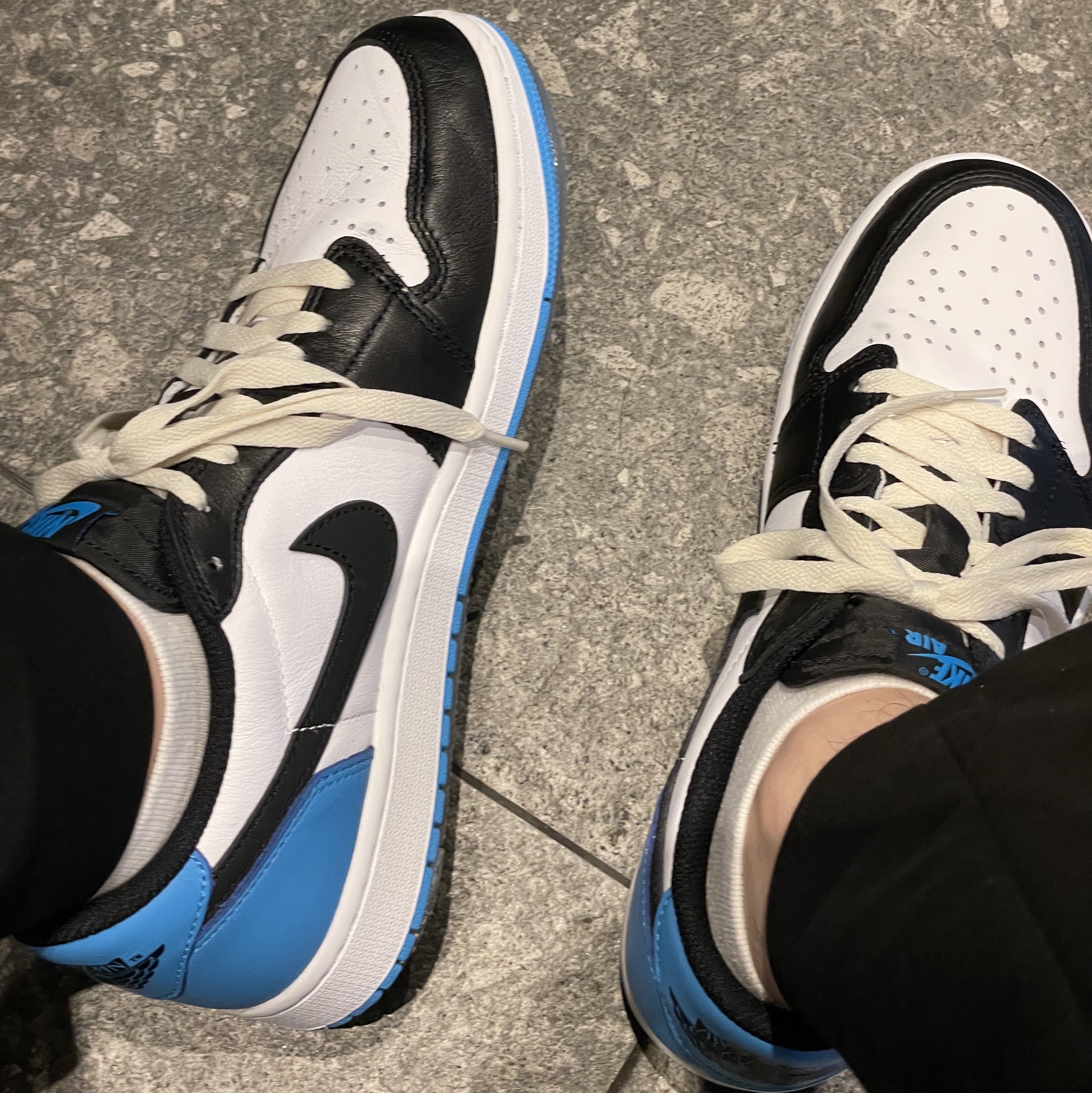 Jordan 1 Retro Low OG Black and Dark Powder Blue 착용 스타일