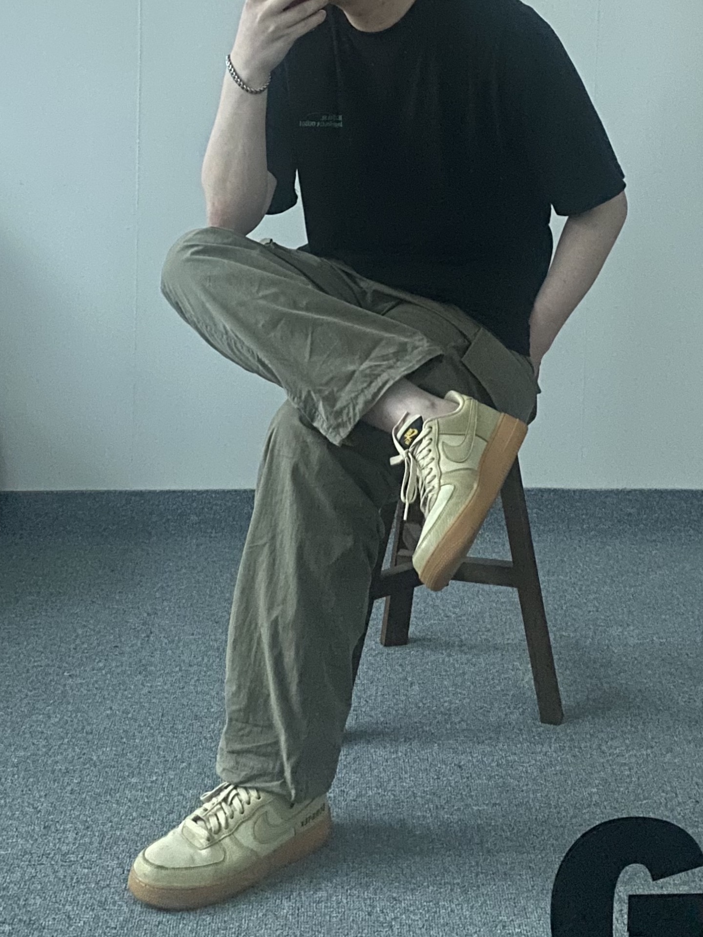 Nike Air Force 1 Low Gore-Tex Team Gold Khaki 착용 스타일 - 1