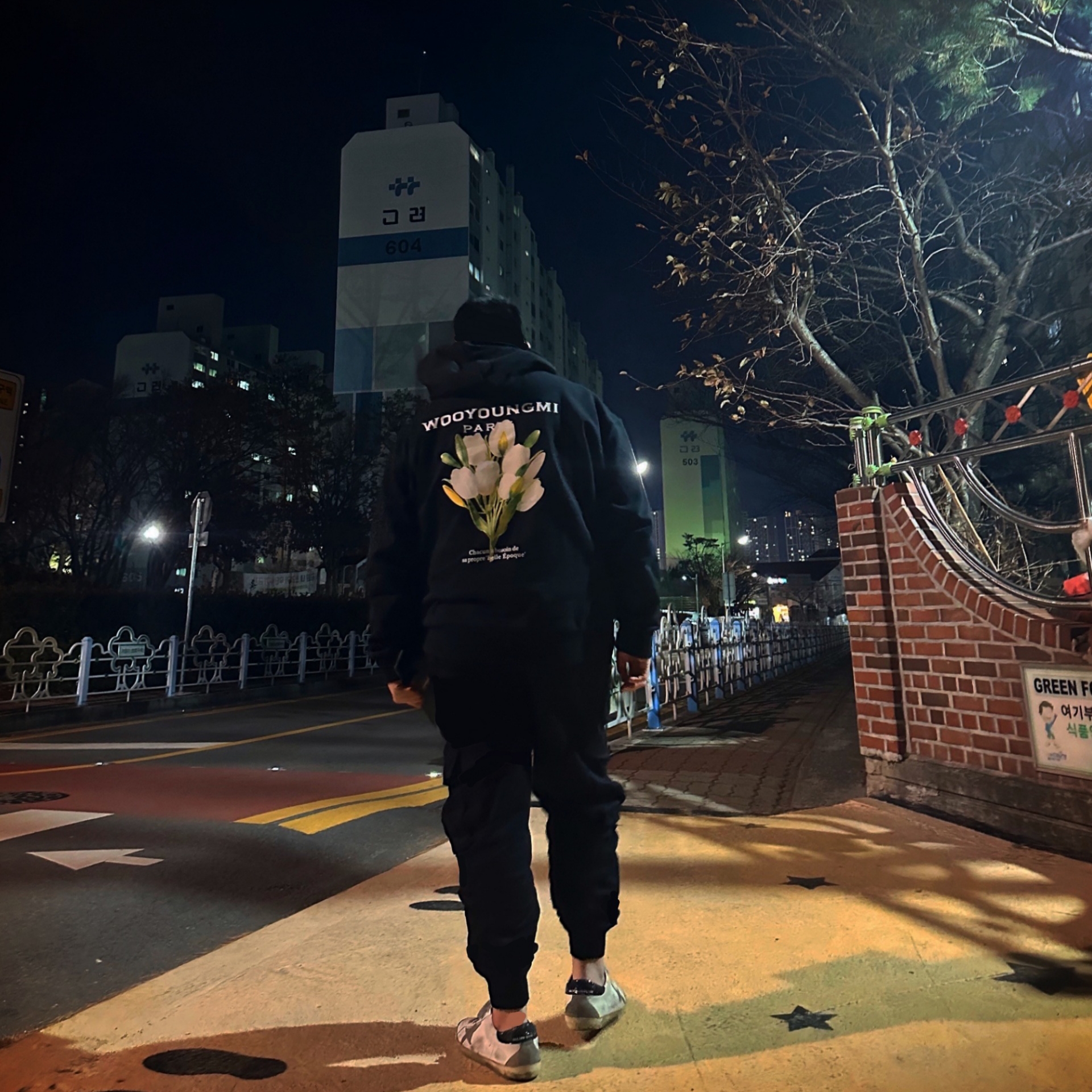 Wooyoungmi Flower Print Back Logo Hoodie Black - 22SS, Golden Goose Superstar White Black Heel Tab Sneakers 착용 스타일 - 2