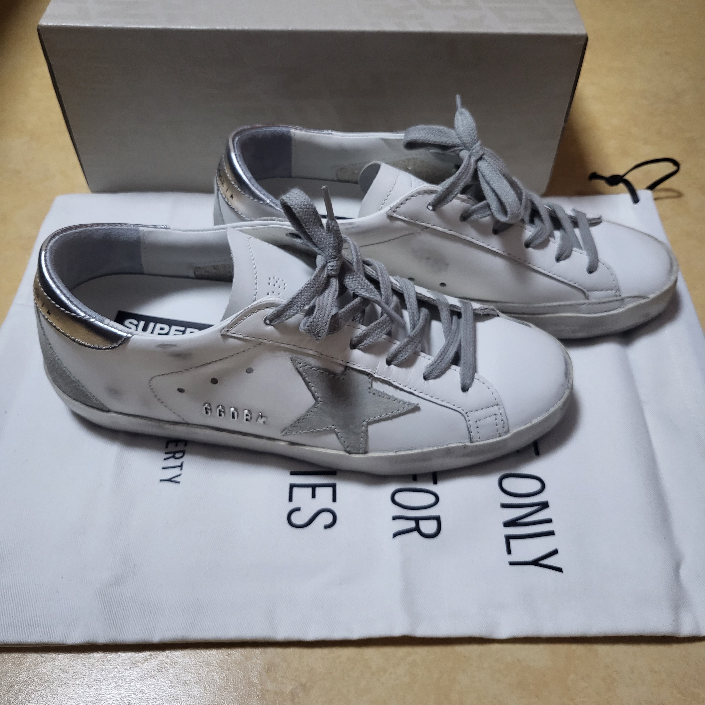 (W) Golden Goose Superstar White Silver Heel Tab Sneakers 착용 스타일 - 2