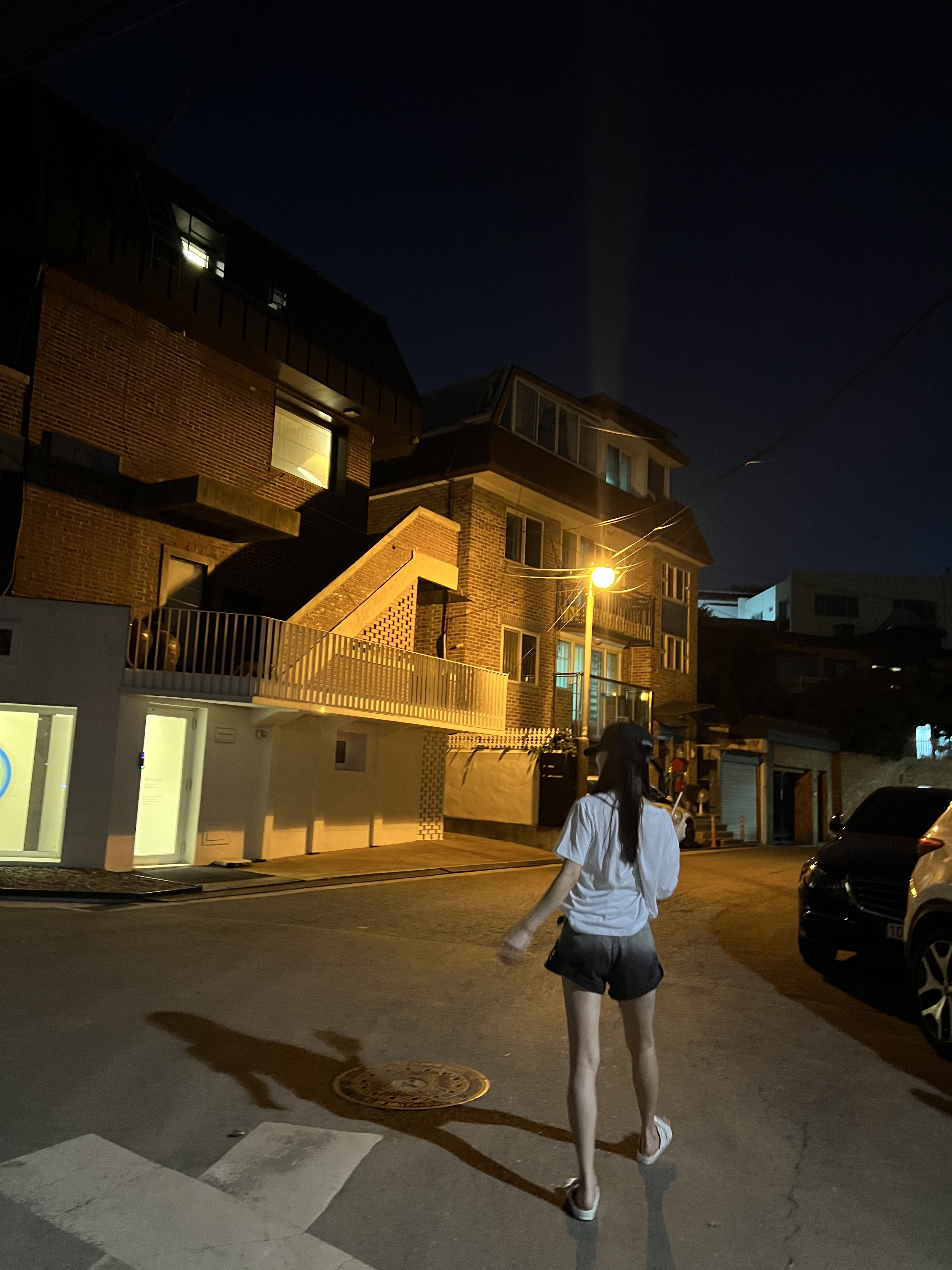 Matin Kim Accordion Mini Bag Black, Birkenstock Arizona Essentials Eva White - Narrow 착용 스타일 - 3