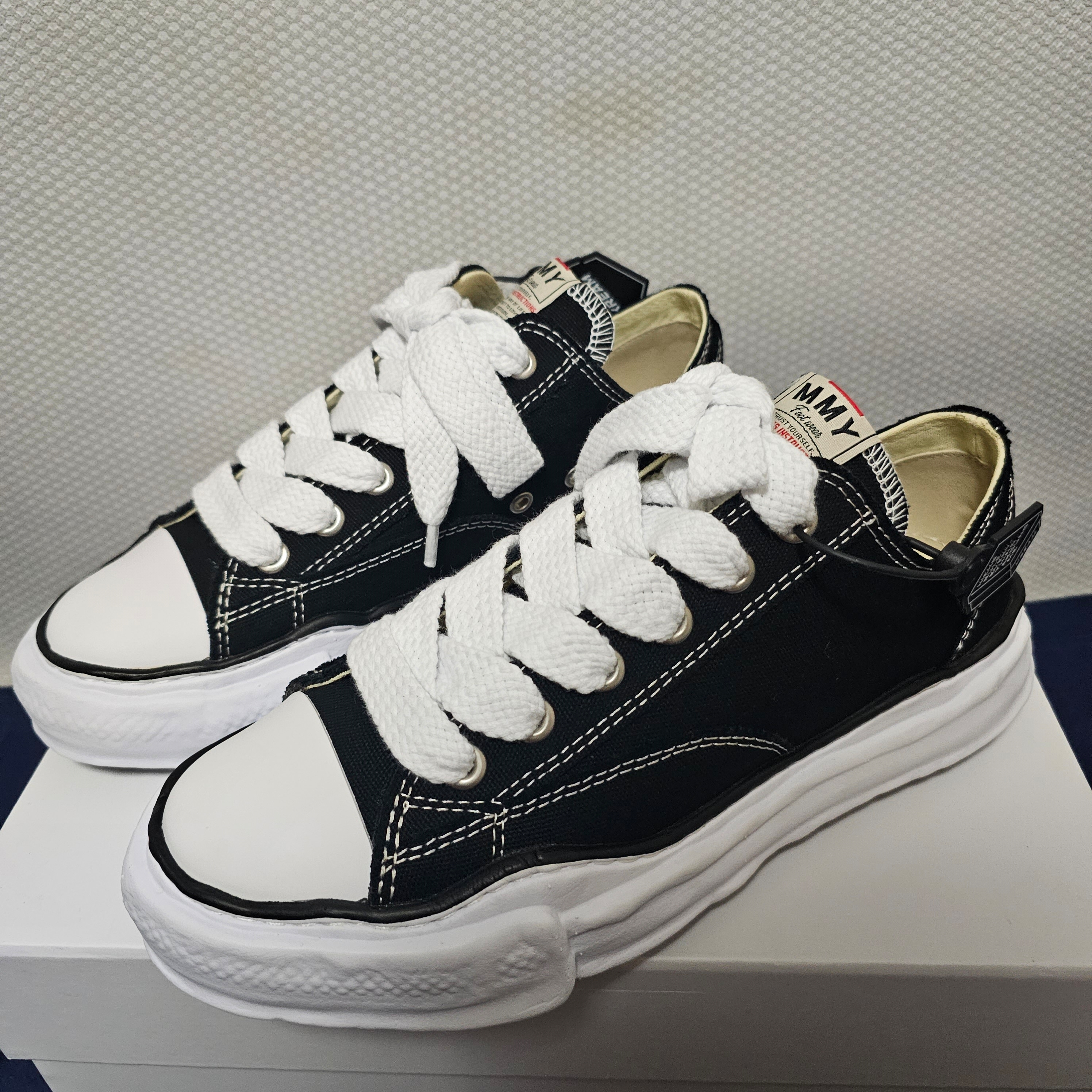 Maison Mihara Yasuhiro Peterson OG Sole Canvas Low Sneakers Black 착용 스타일