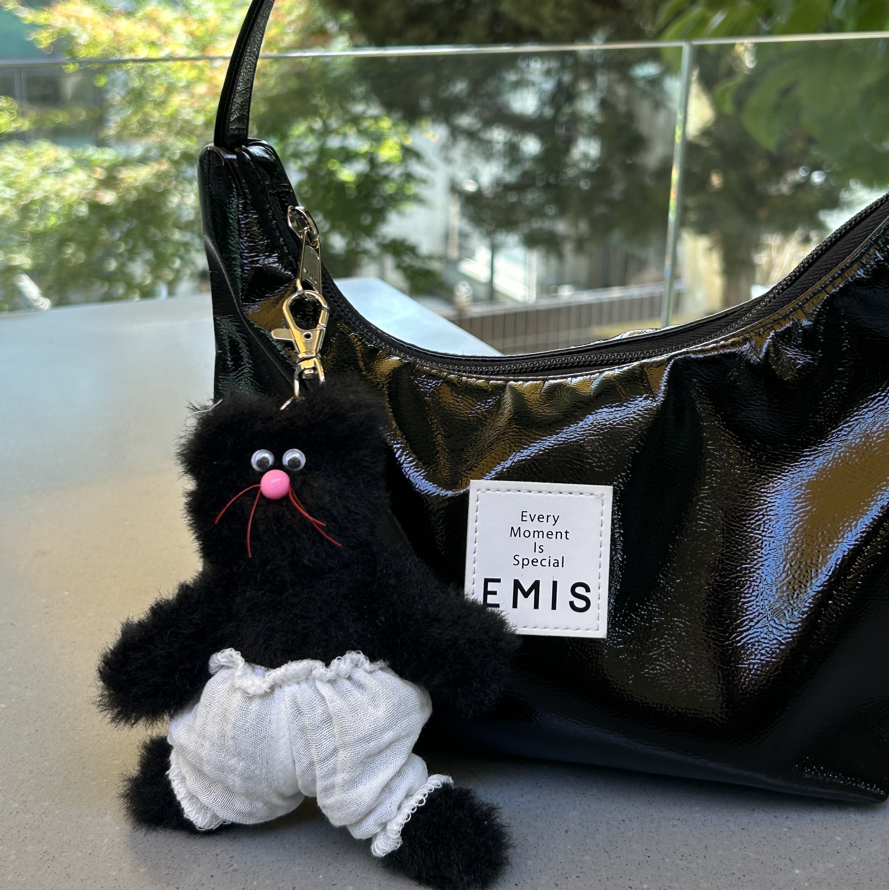 Monamhee Beulpingi Keyring with White Pants Black 착용 스타일