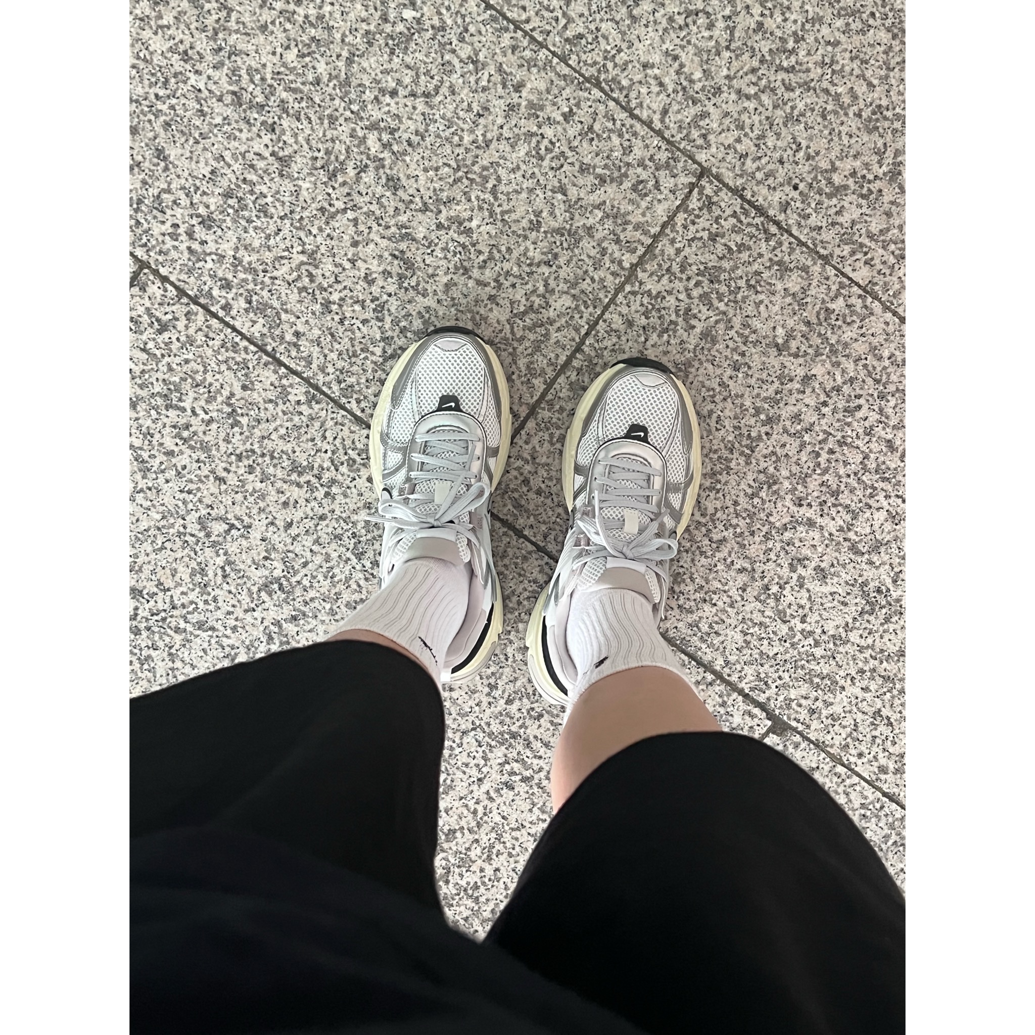 Nike V2K Run Summit White Metallic Silver 착용 스타일