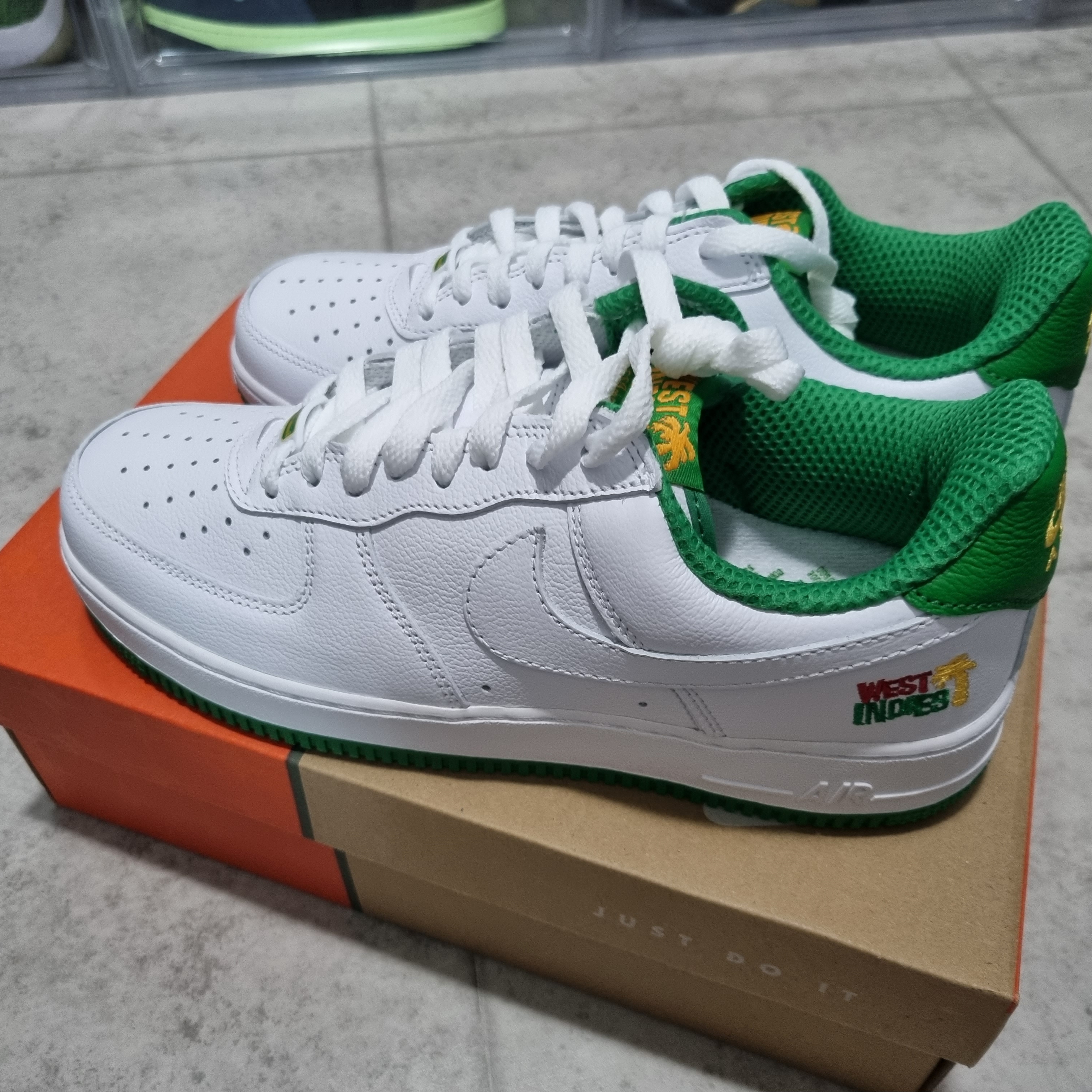 Nike Air Force 1 Low Retro QS West Indies Classic Green 착용 스타일 - 1
