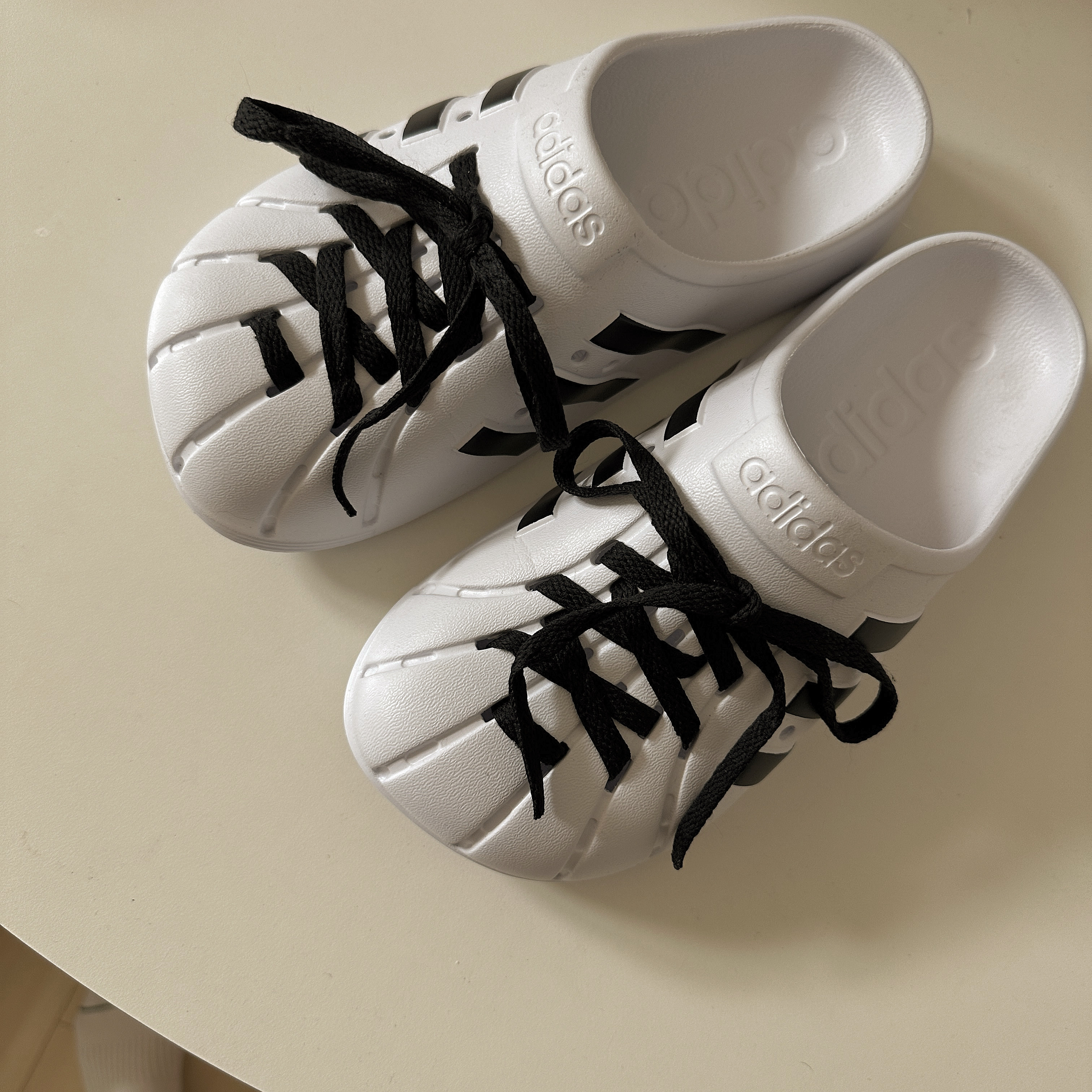 Adidas Adilette Clog White Black 착용 스타일