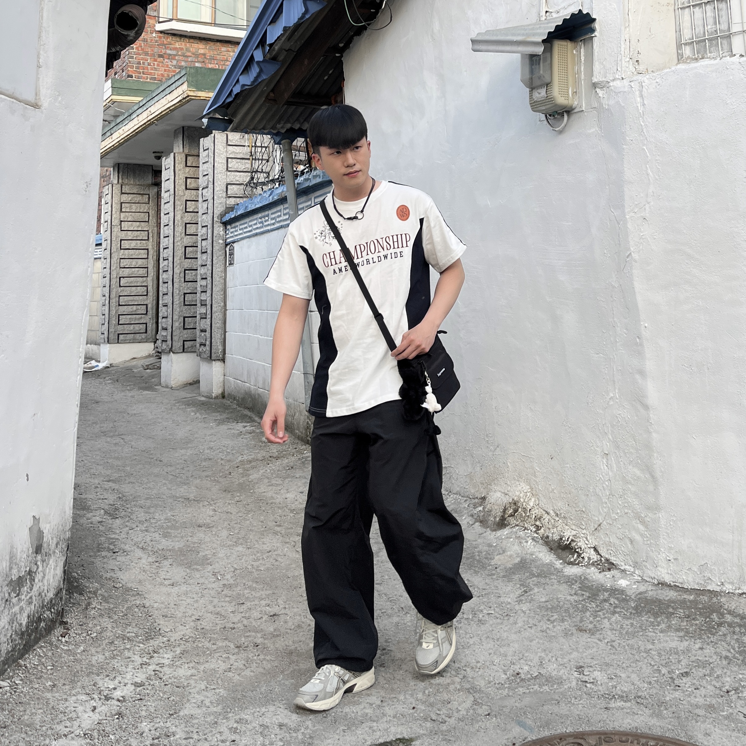 Supreme Shoulder Bag Black - 19FW, Open Yy Black Rabbit Keychain Black 착용 스타일 - 3