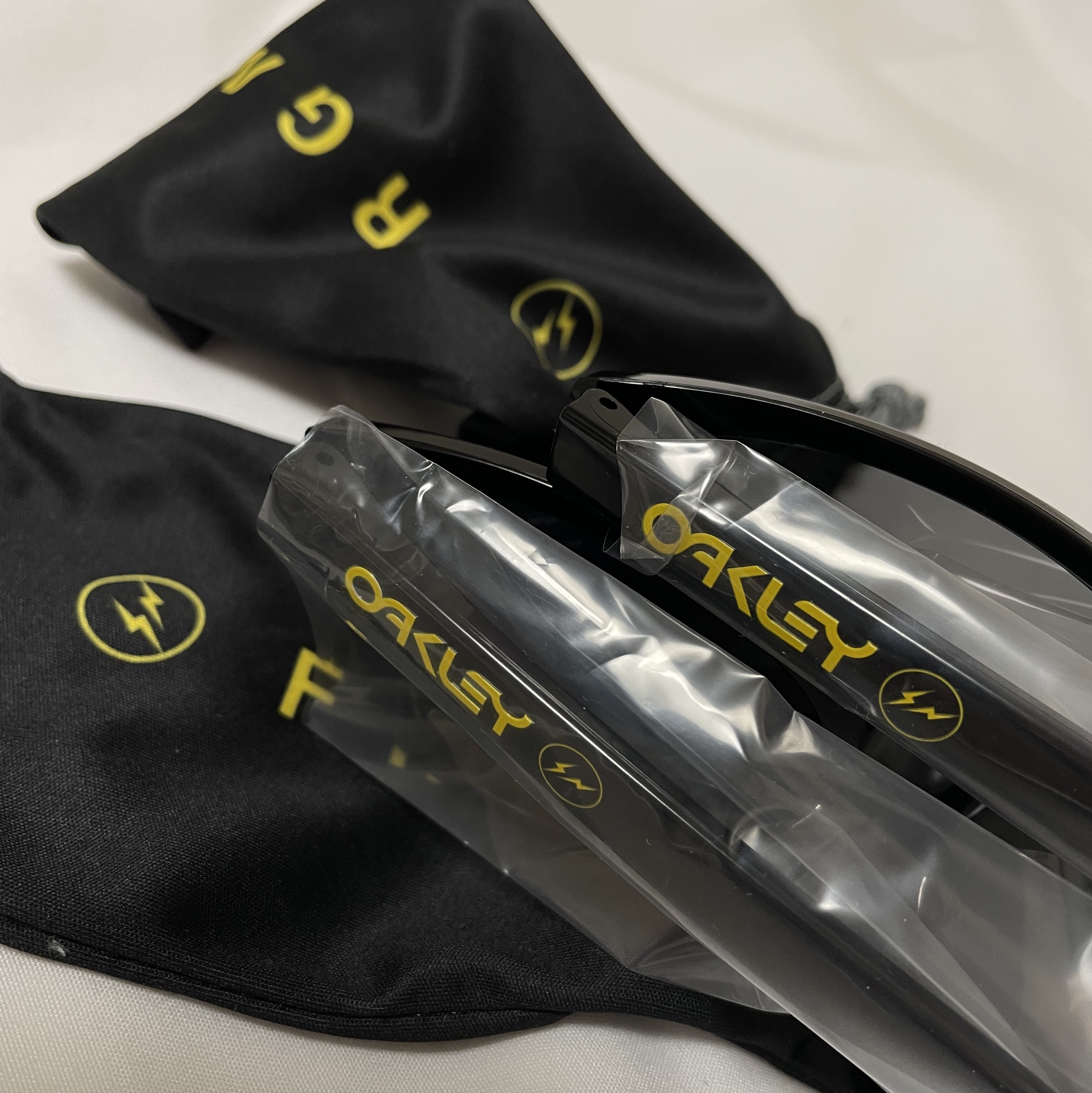 Oakley x Fragment Frogskins Yellow Polished Black Frame Prizm Grey Lenses Low Bridge Fit 착용 스타일
