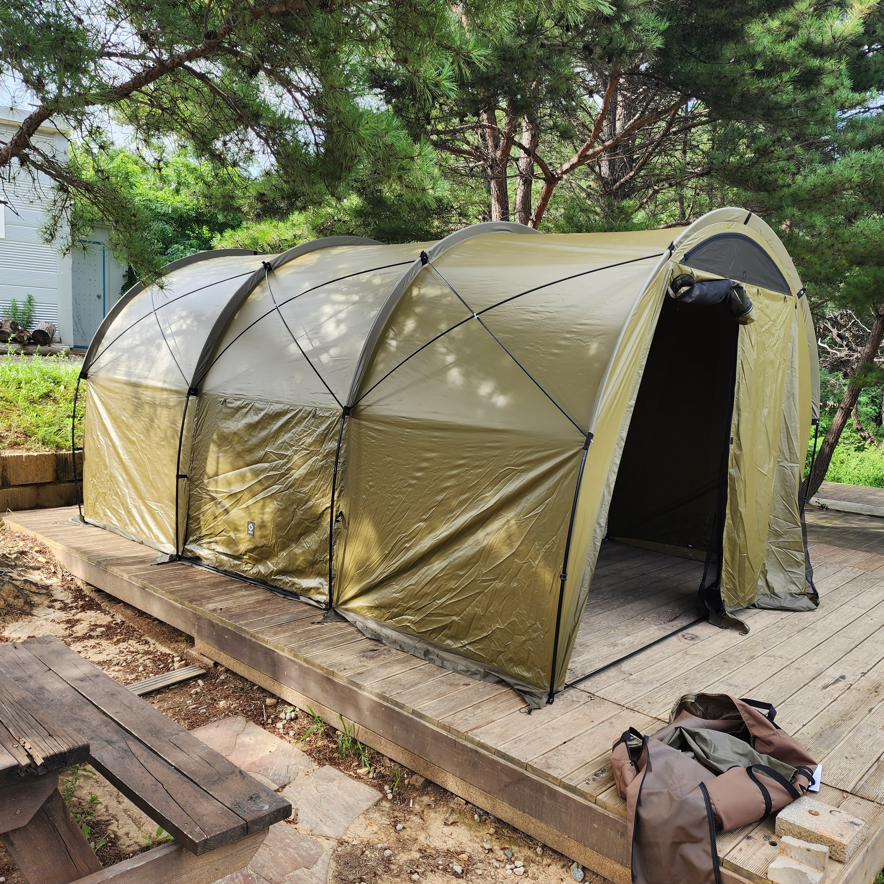 Helinox Tactical Field Tunnel 4.35 Coyote Tan 착용 스타일