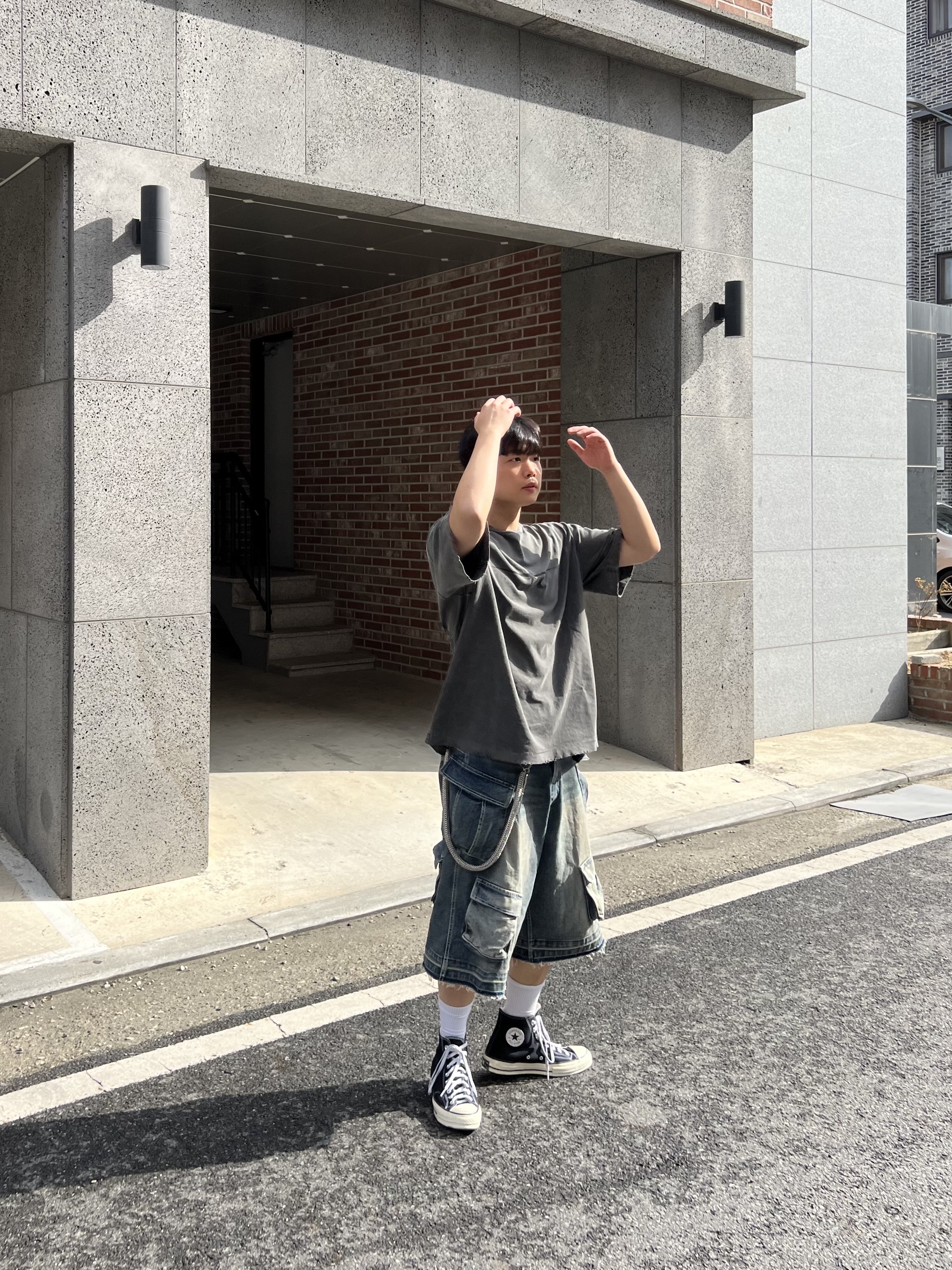 Nos Couleurs Old Washed Cargo Denim Shorts Blue, Converse Chuck 70 Hi Black 착용 스타일 - 1