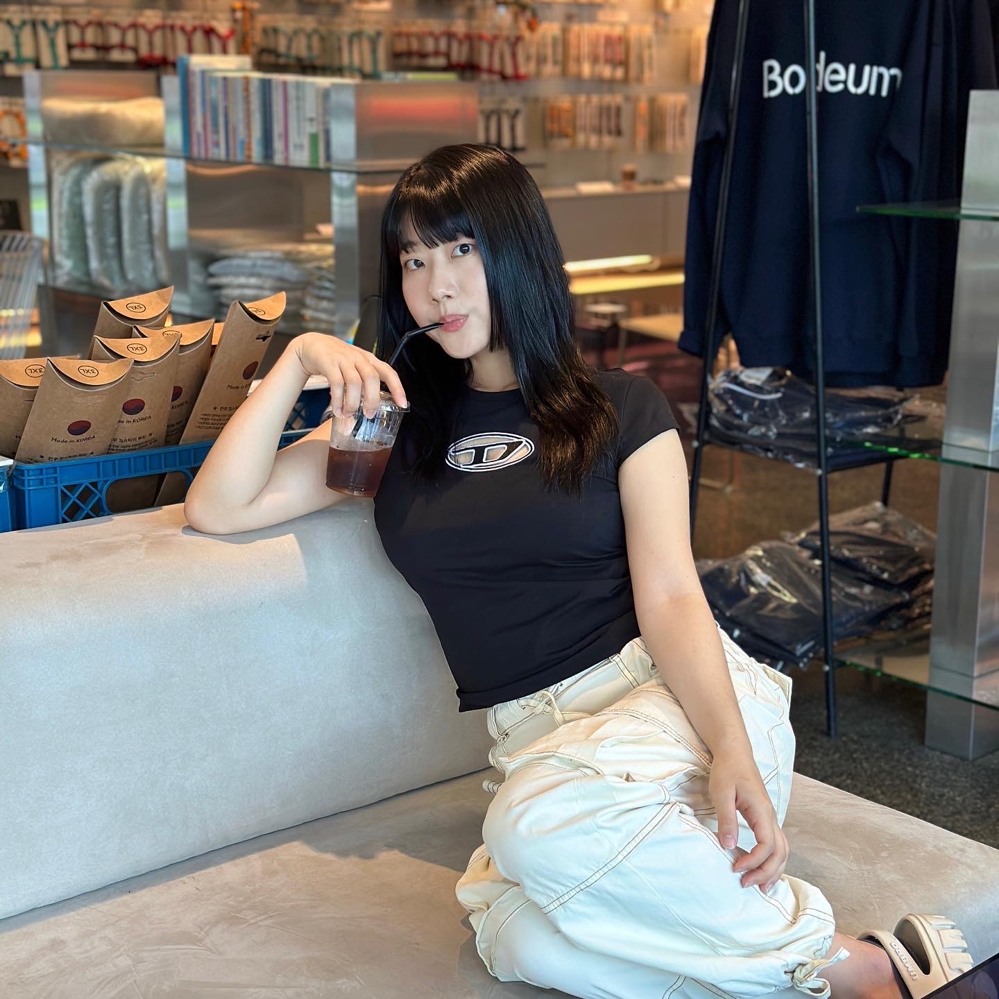 (W) Diesel T-Angie Peekaboo Logo T-Shirt Black 착용 스타일 - 2