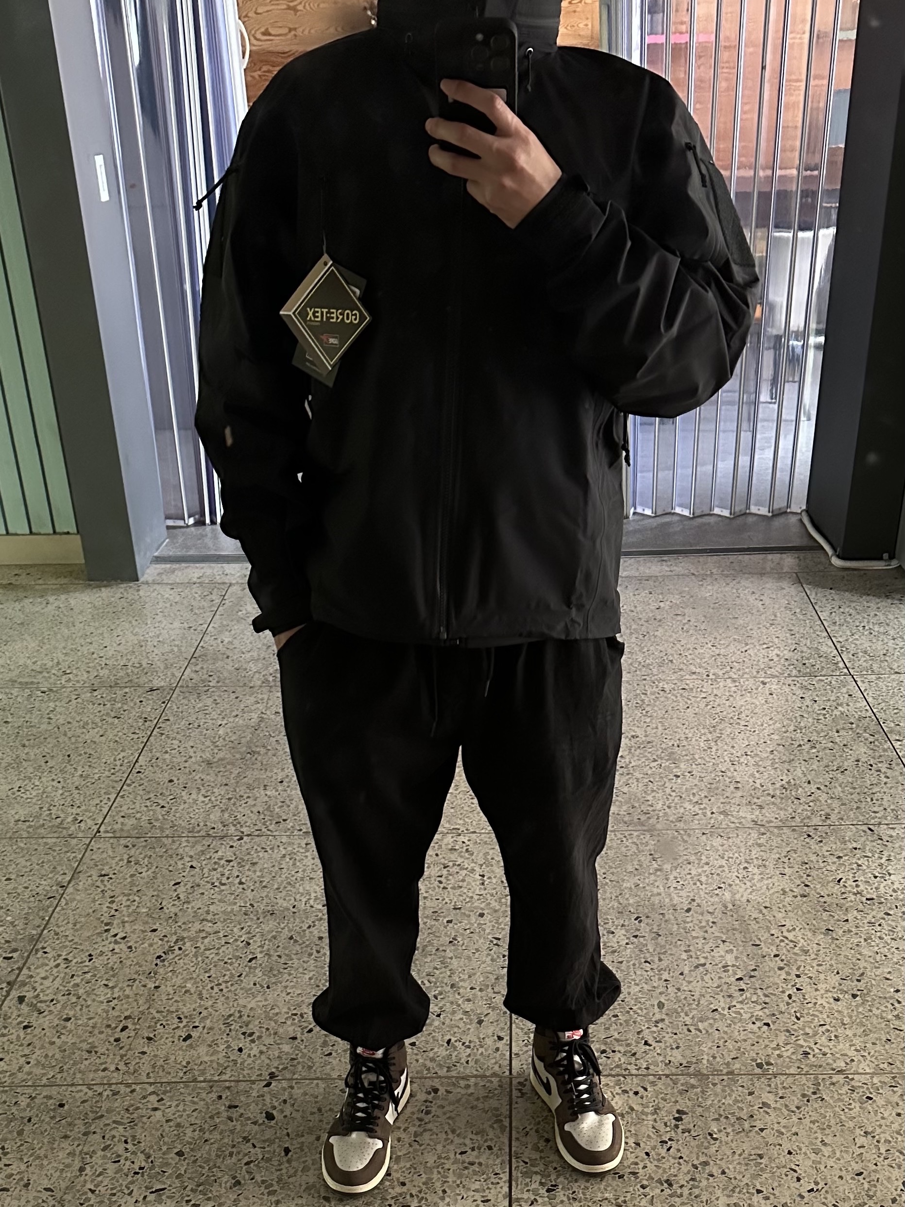 Jordan 1 x Travis Scott Retro High OG SP Mocha, Arc'teryx LEAF Alpha Jacket Gen 2 Black 착용 스타일