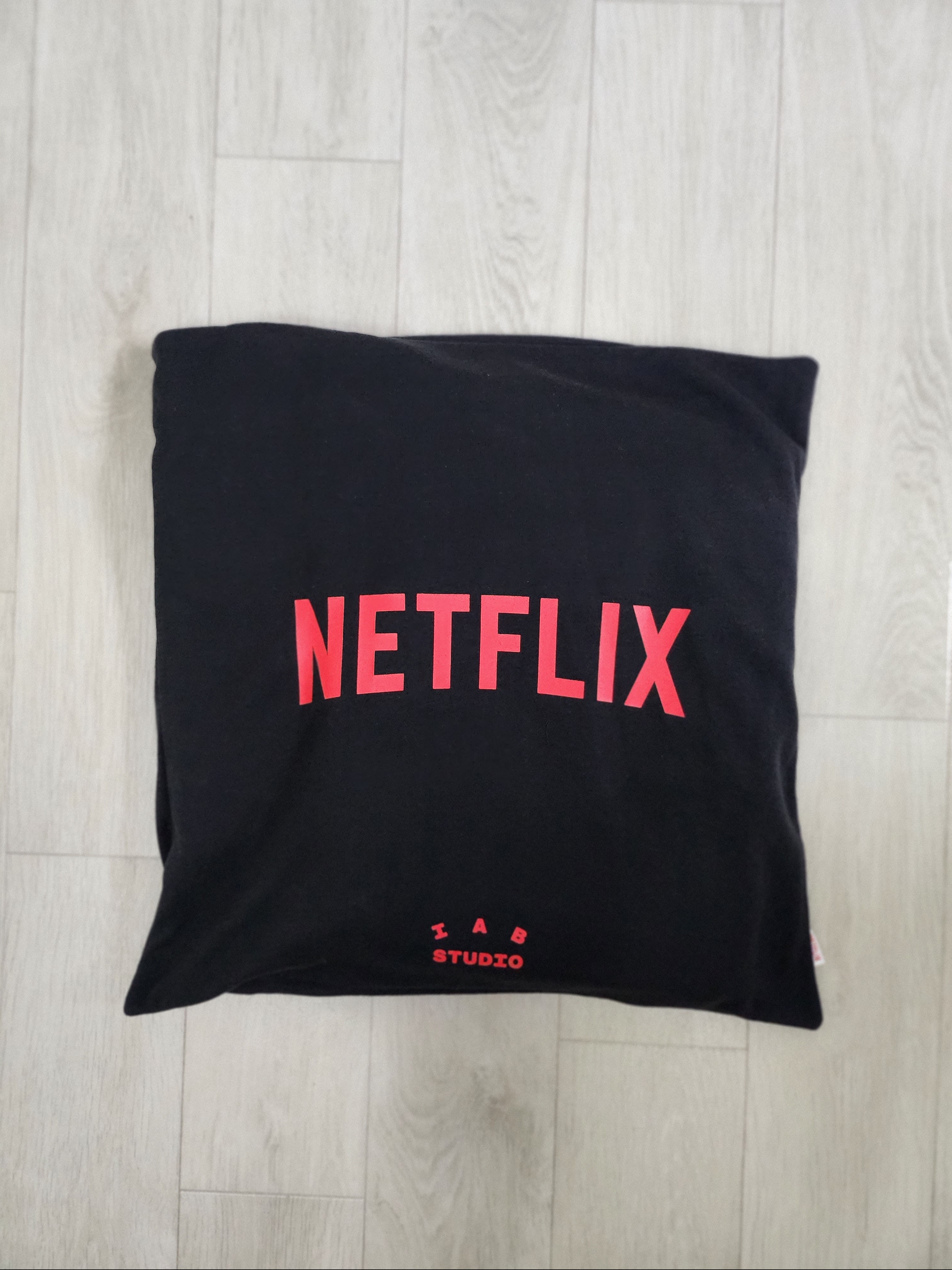 IAB Studio x Netflix Pajama Cushion Cover Set Black 착용 스타일 - 4
