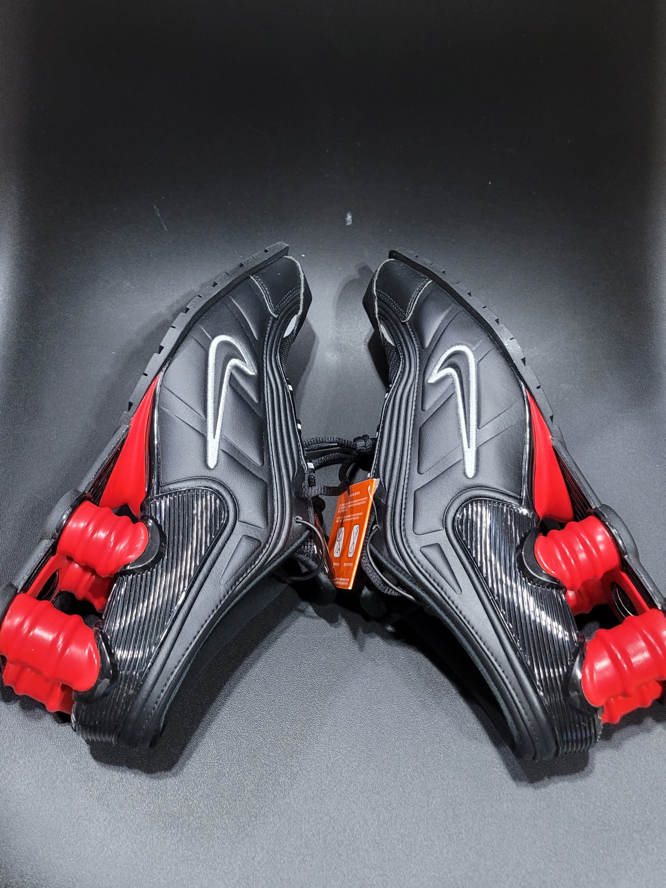 Nike x Martine Rose Shox MR4 Black 착용 스타일 - 2