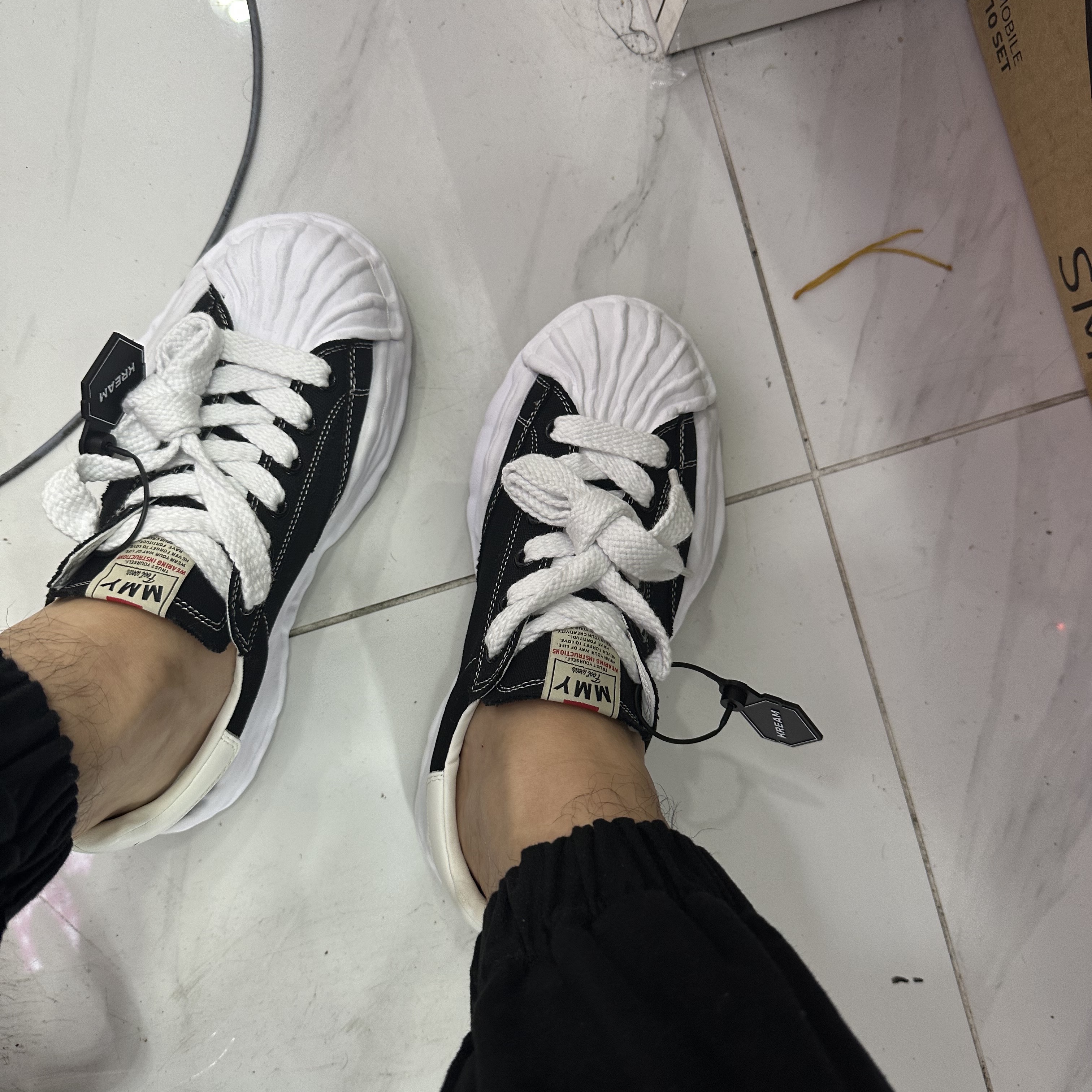 Maison Mihara Yasuhiro Blakey OG Sole Canvas Low-top Sneakers Black White 착용 스타일