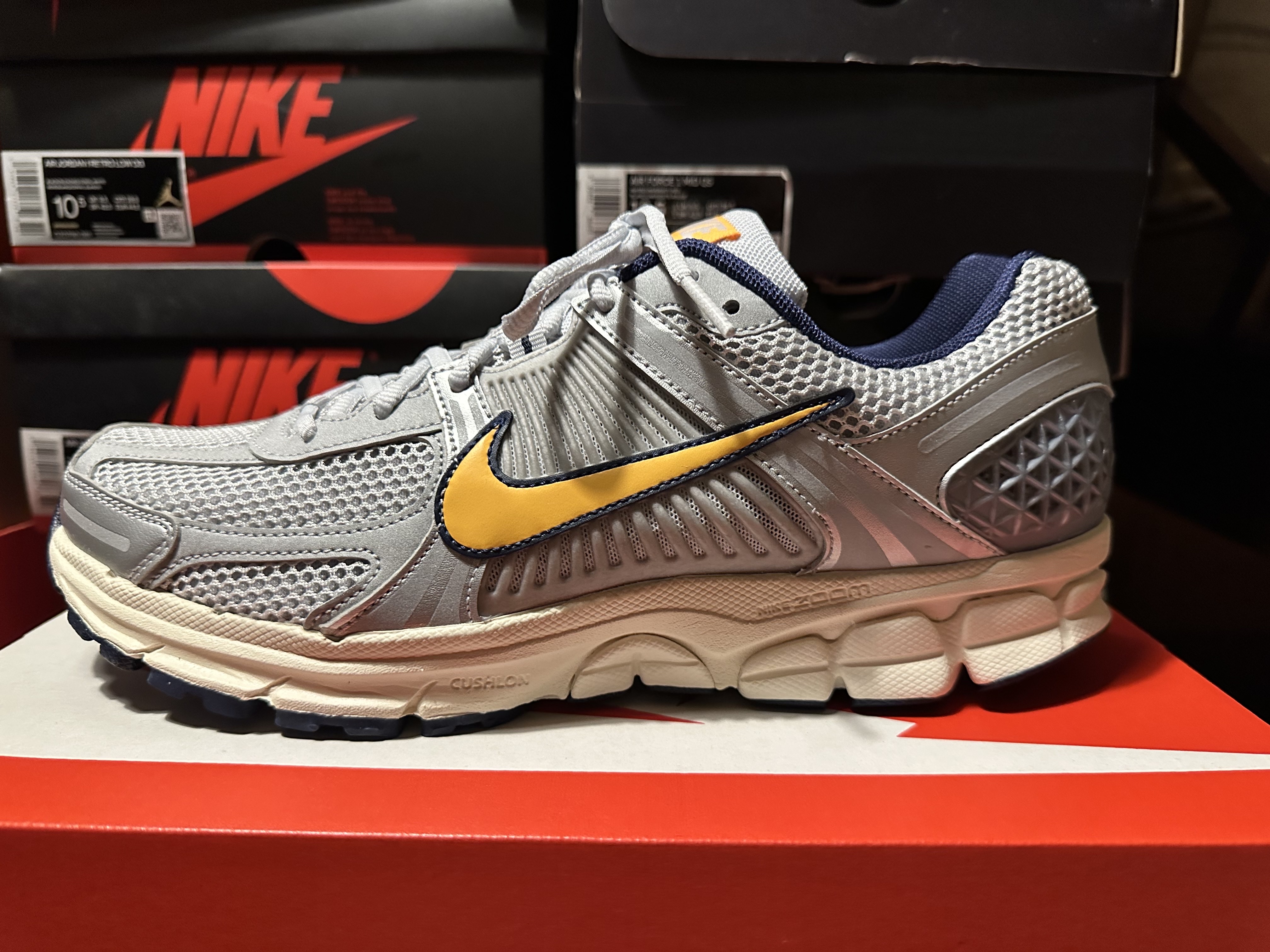 Nike Zoom Vomero 5 Pure Platinum and Laser Orange, Nike Zoom Vomero 5 SP Black 착용 스타일 - 4