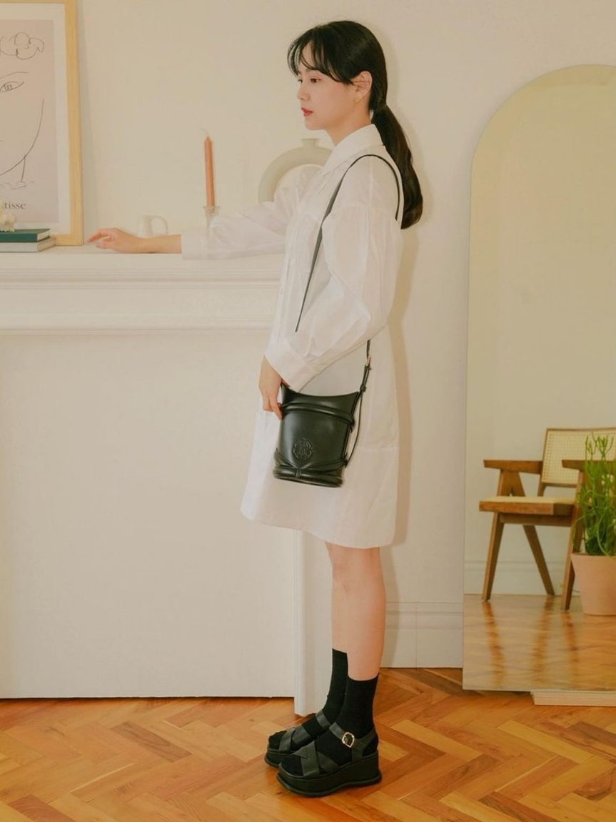 Alexander McQueen Curve Bag Black 착용 스타일