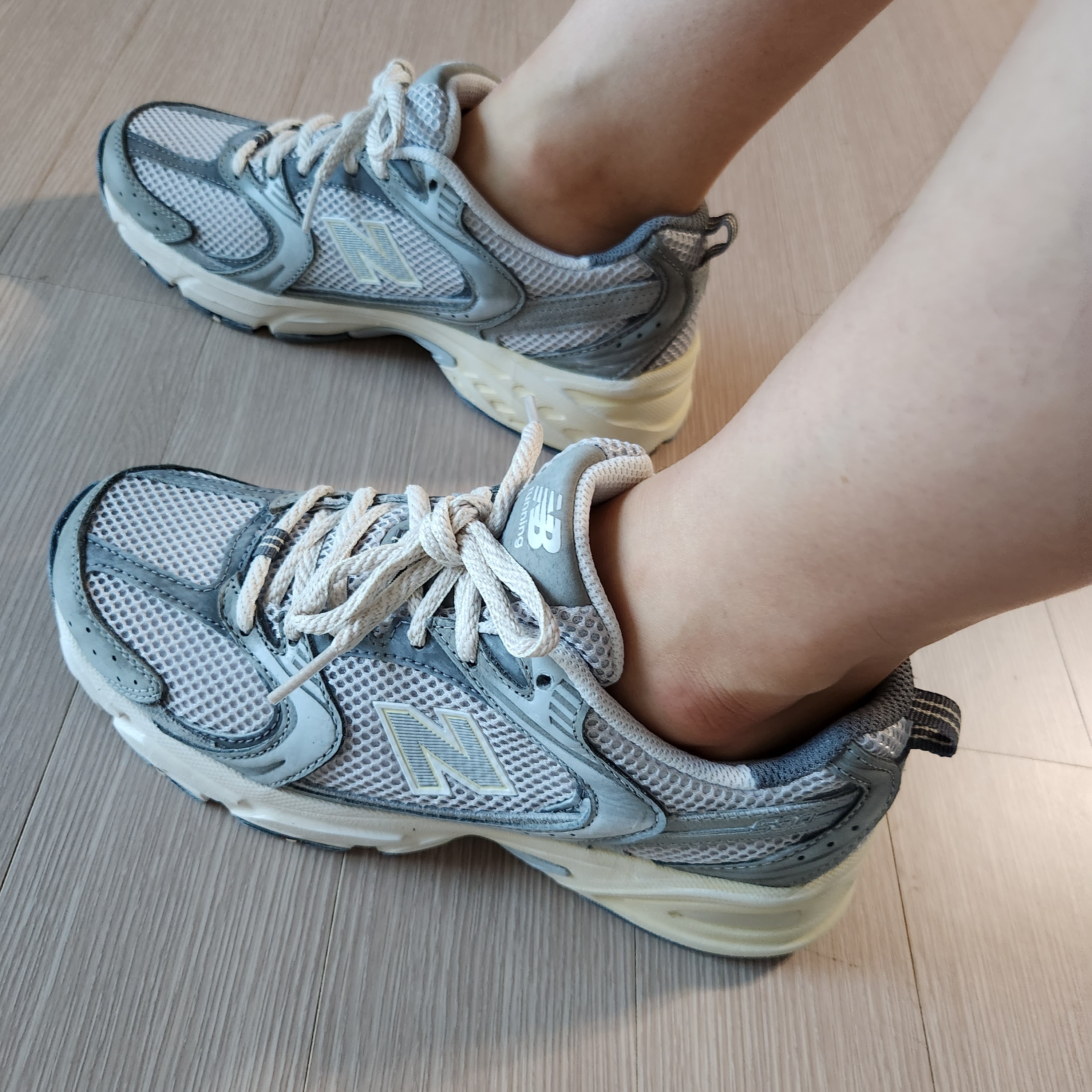 New Balance 530 Premium Vintage Grey Matter 착용 스타일