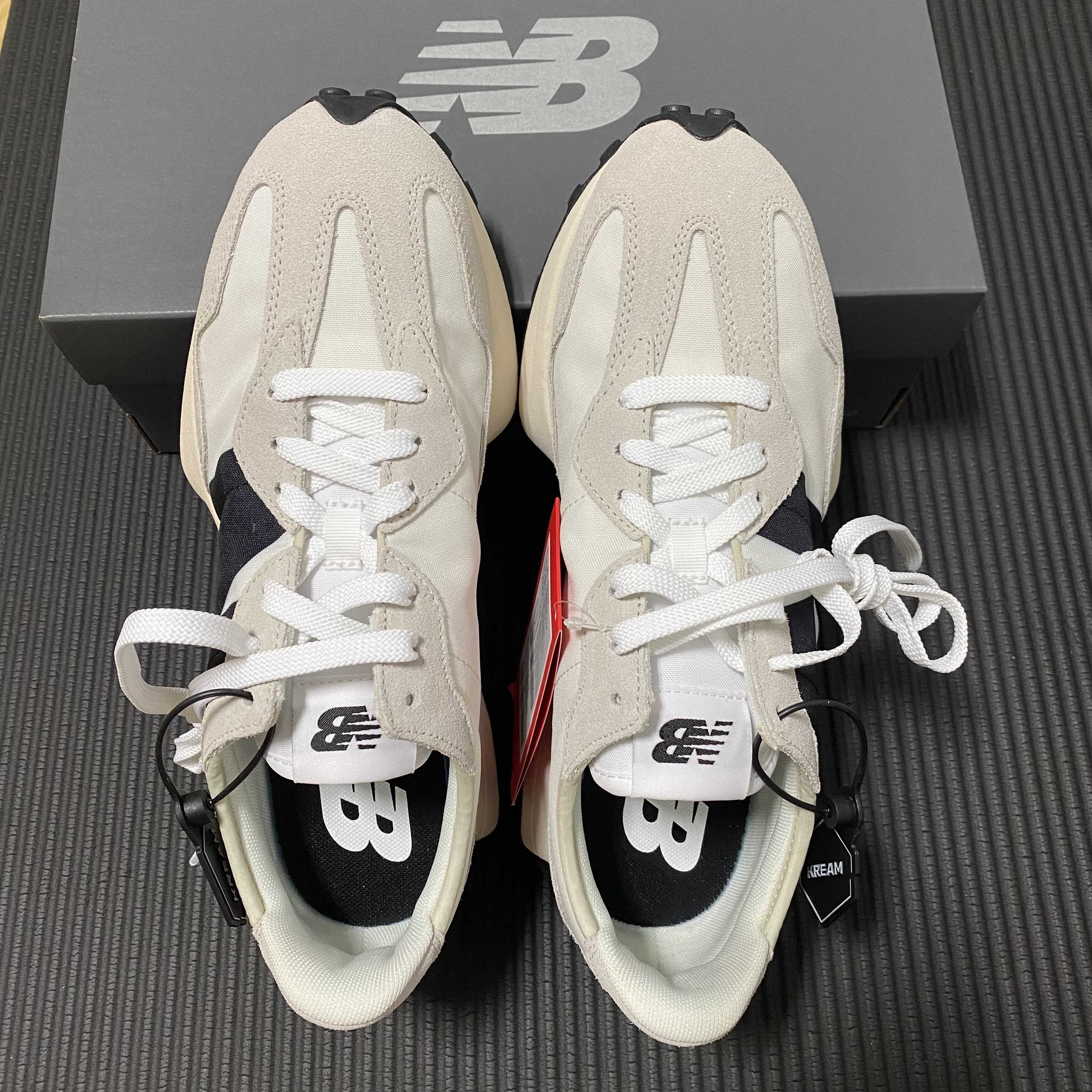 New Balance 327 White Black 착용 스타일 - 3