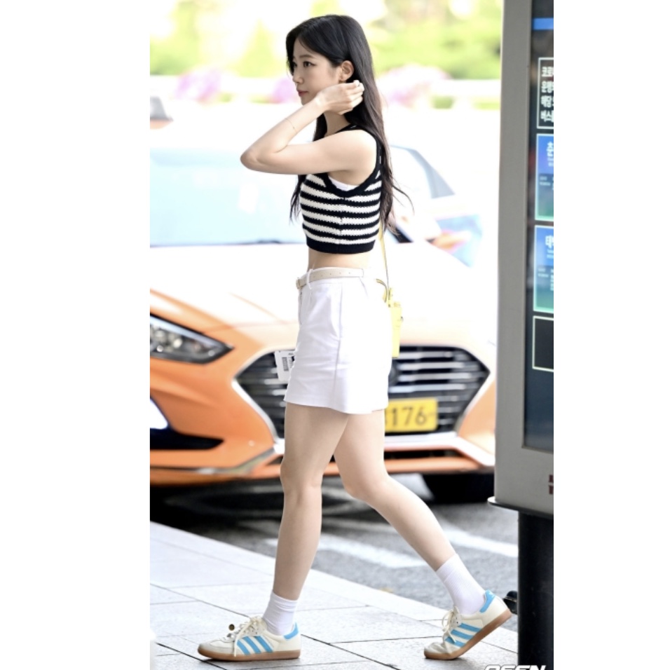 Adidas x Sporty & Rich Samba Cream Blue 착용 스타일 - 2