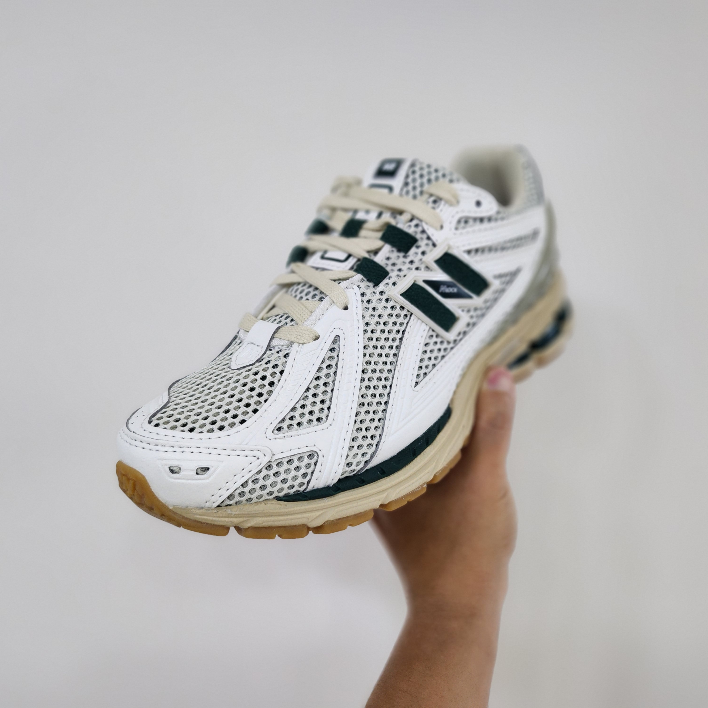 New Balance 1906R Silver Green 착용 스타일 - 1