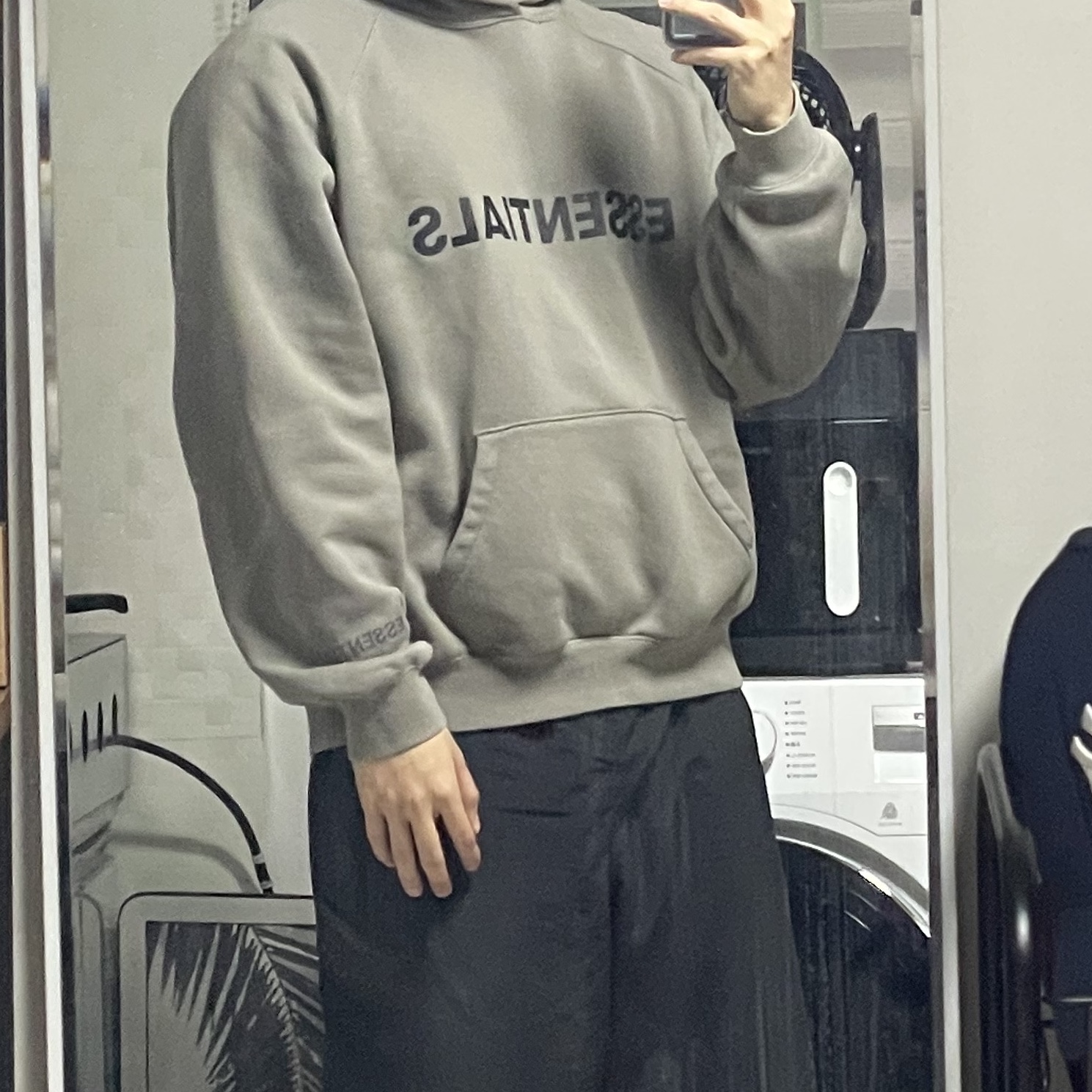 Essentials 3D Silicon Applique Pullover Hoodie Cement - 20FW 착용 스타일