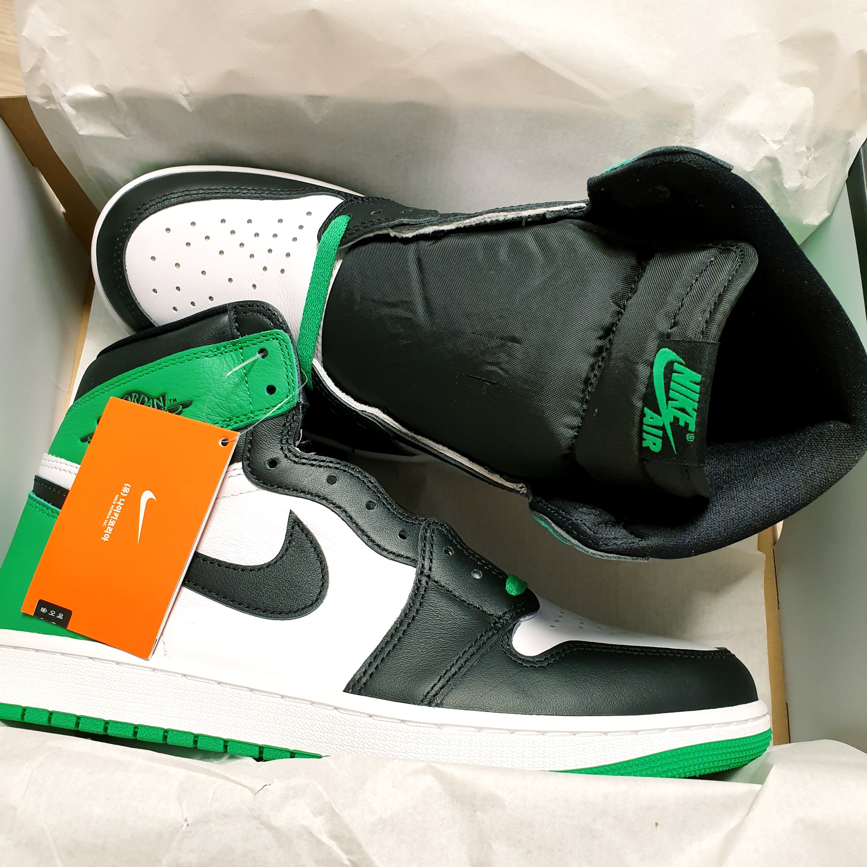 Jordan 1 Retro High OG Black and Lucky Green 착용 스타일