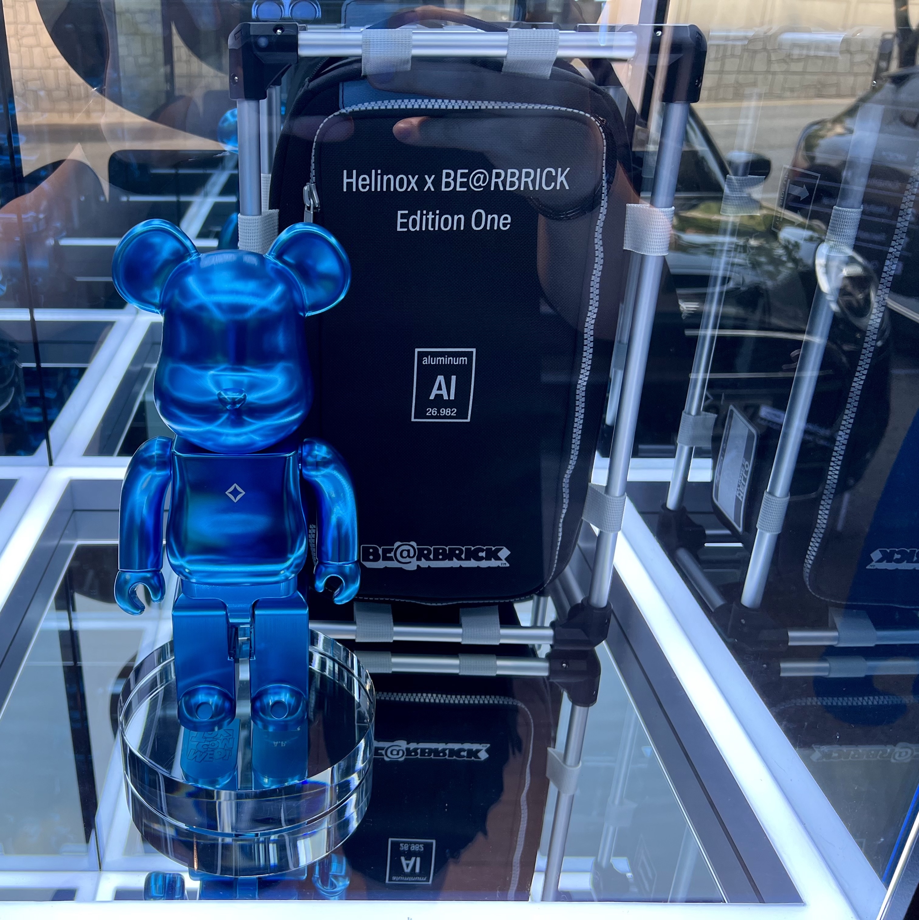 Bearbrick x Helinox Edition One HCC Exclusive Model 400%, Nike ACG Cargo Shorts Black - Asia 착용 스타일 - 1