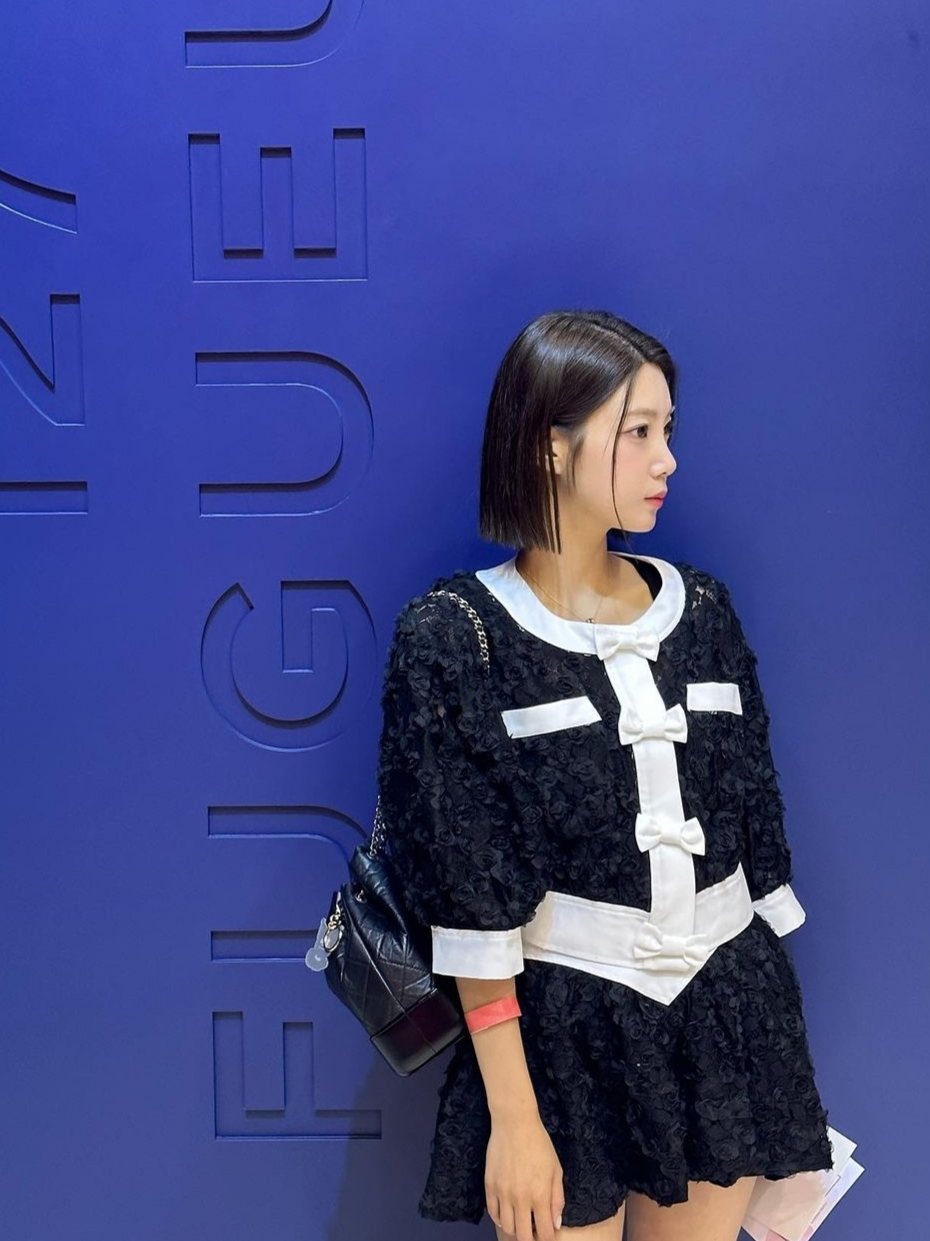 Chanel Small Gabrielle Backpack Aged Calfskin & Gold Silver Black 착용 스타일 - 2