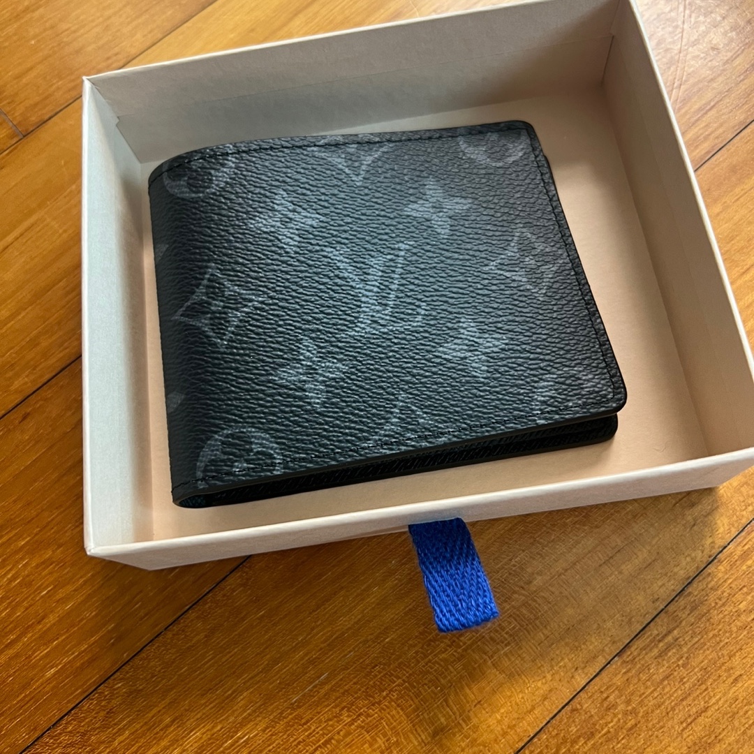 Louis Vuitton Slender Wallet Monogram Eclipse 착용 스타일