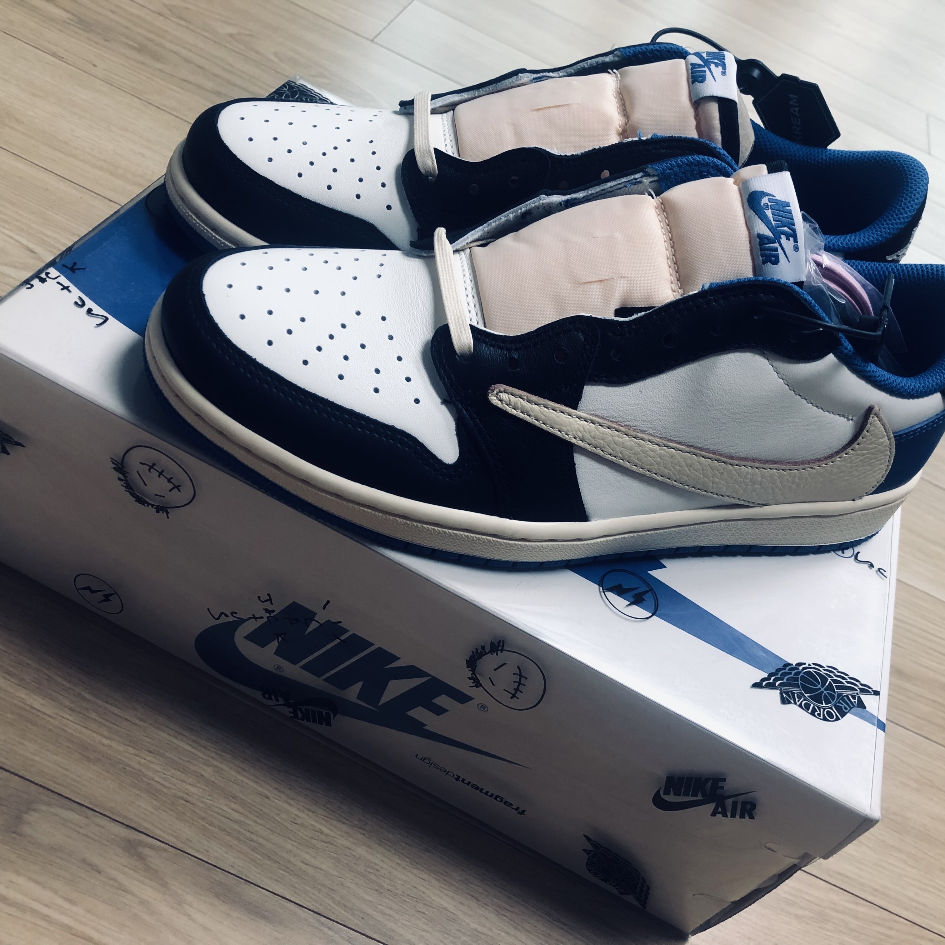 Jordan 1 x Travis Scott x Fragment Retro Low OG SP Military Blue 착용 스타일 - 1