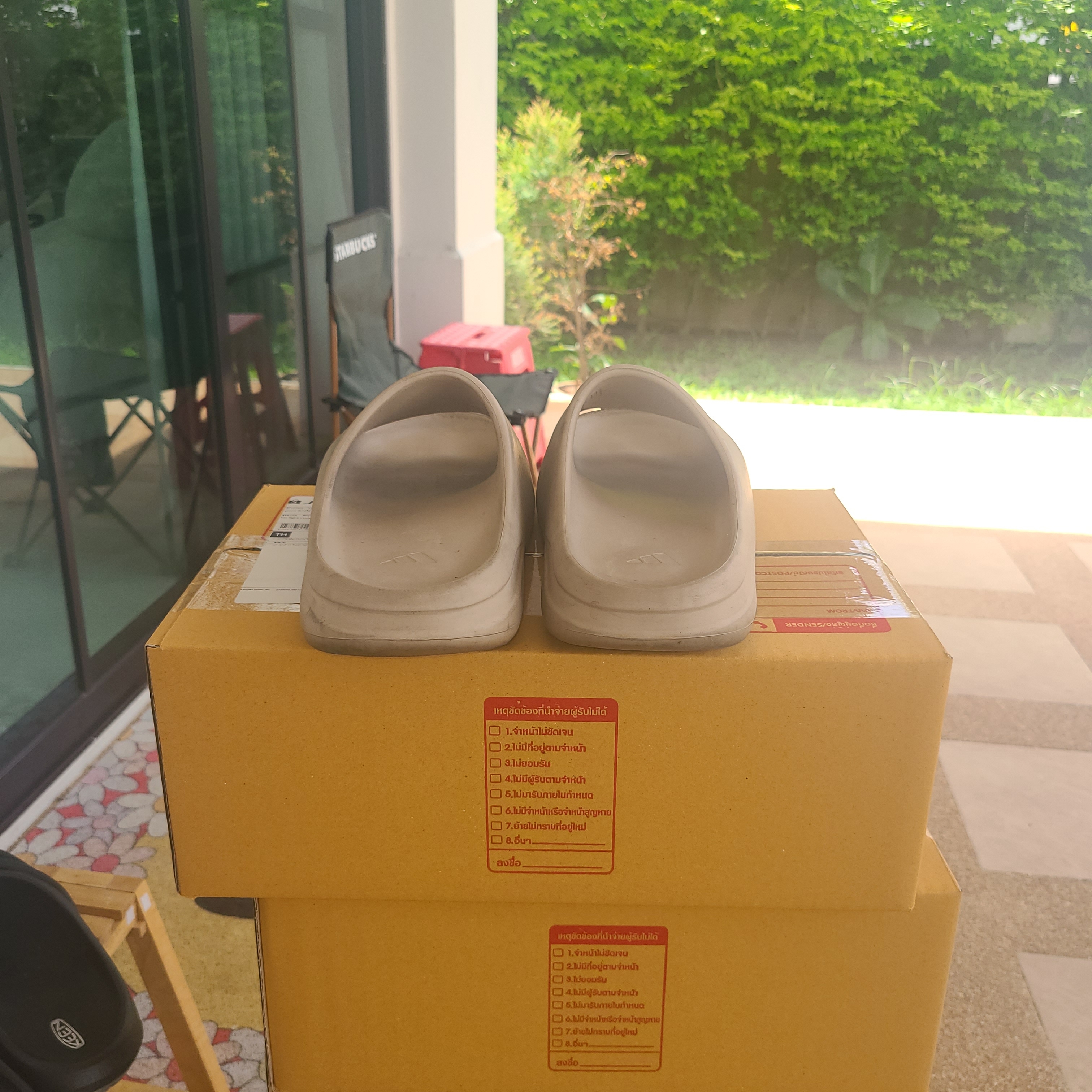 Adidas Yeezy Slide Pure 착용 스타일