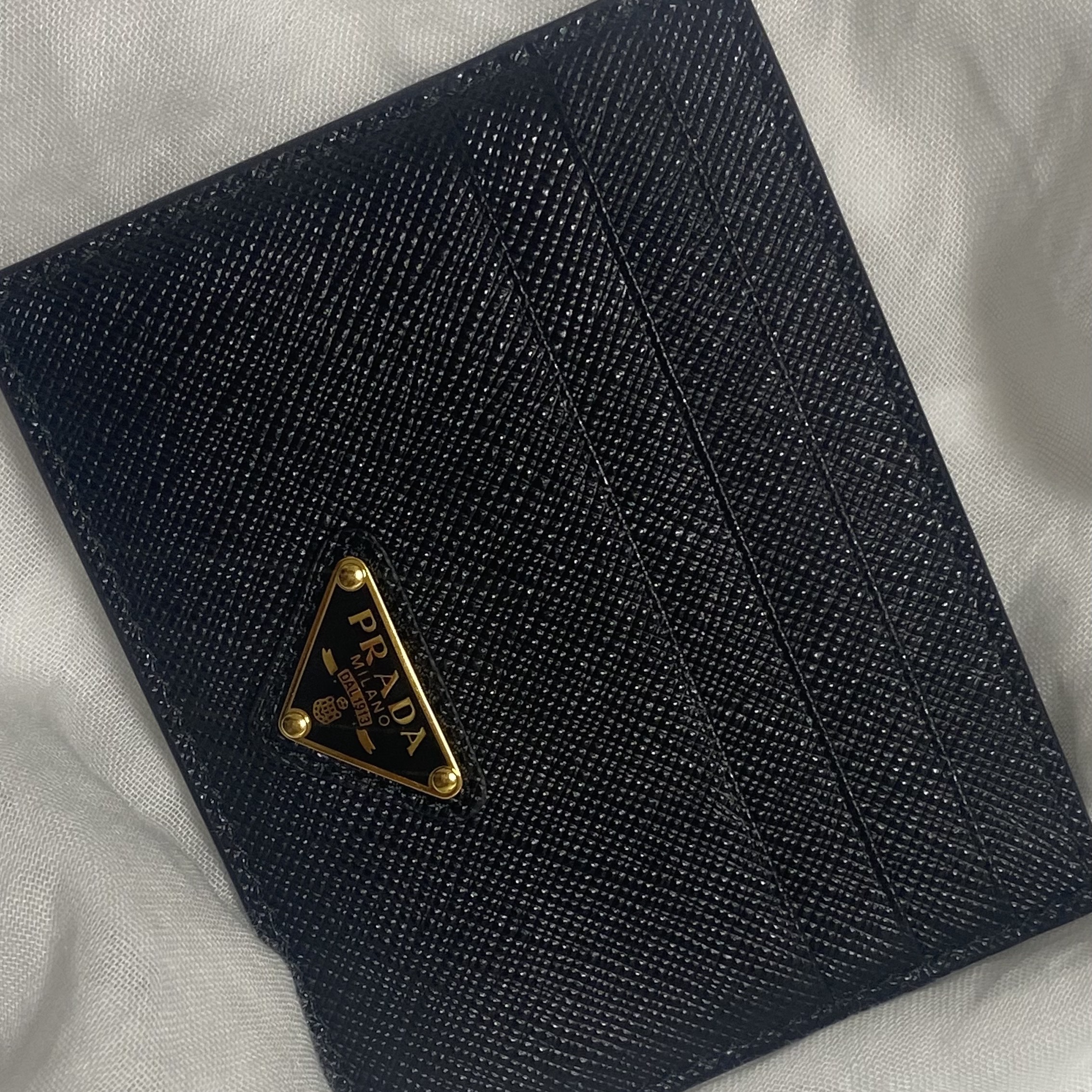 Prada Saffiano Leather Triangle Logo Card Holder Black Gold 착용 스타일