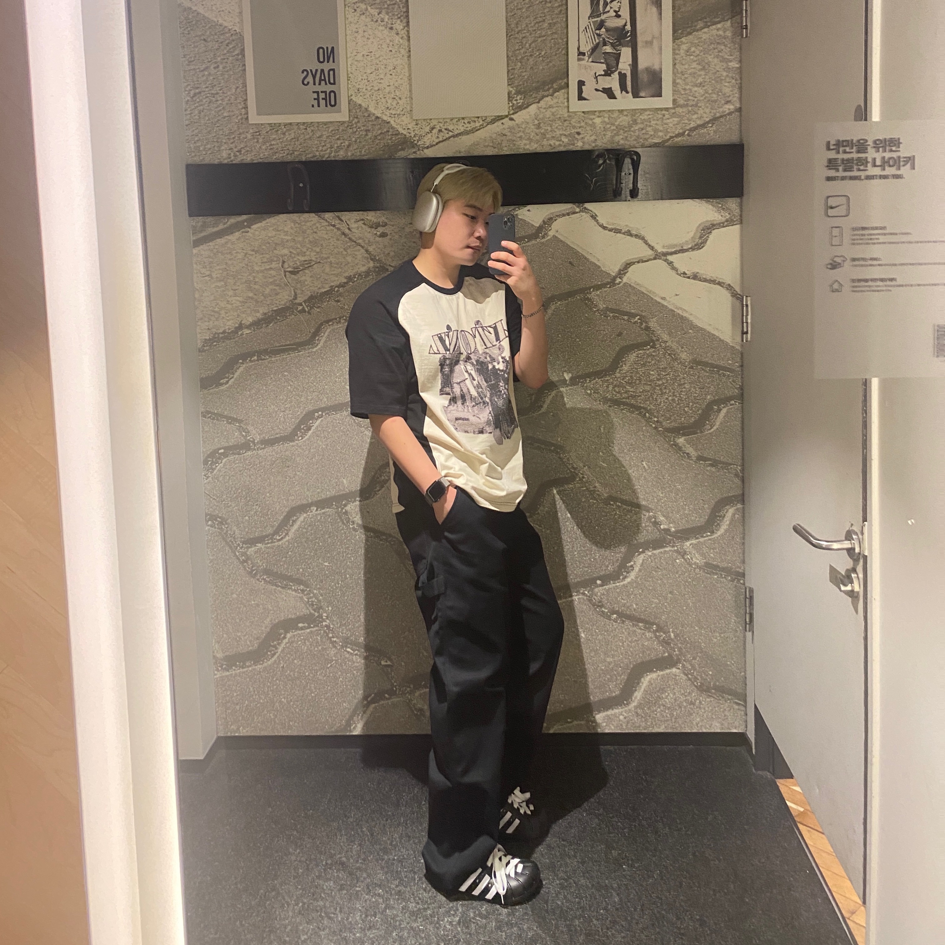 Apple AirPods Max Lightning Silver (Korean Ver.), Adidas Adilette Clog Black White 착용 스타일