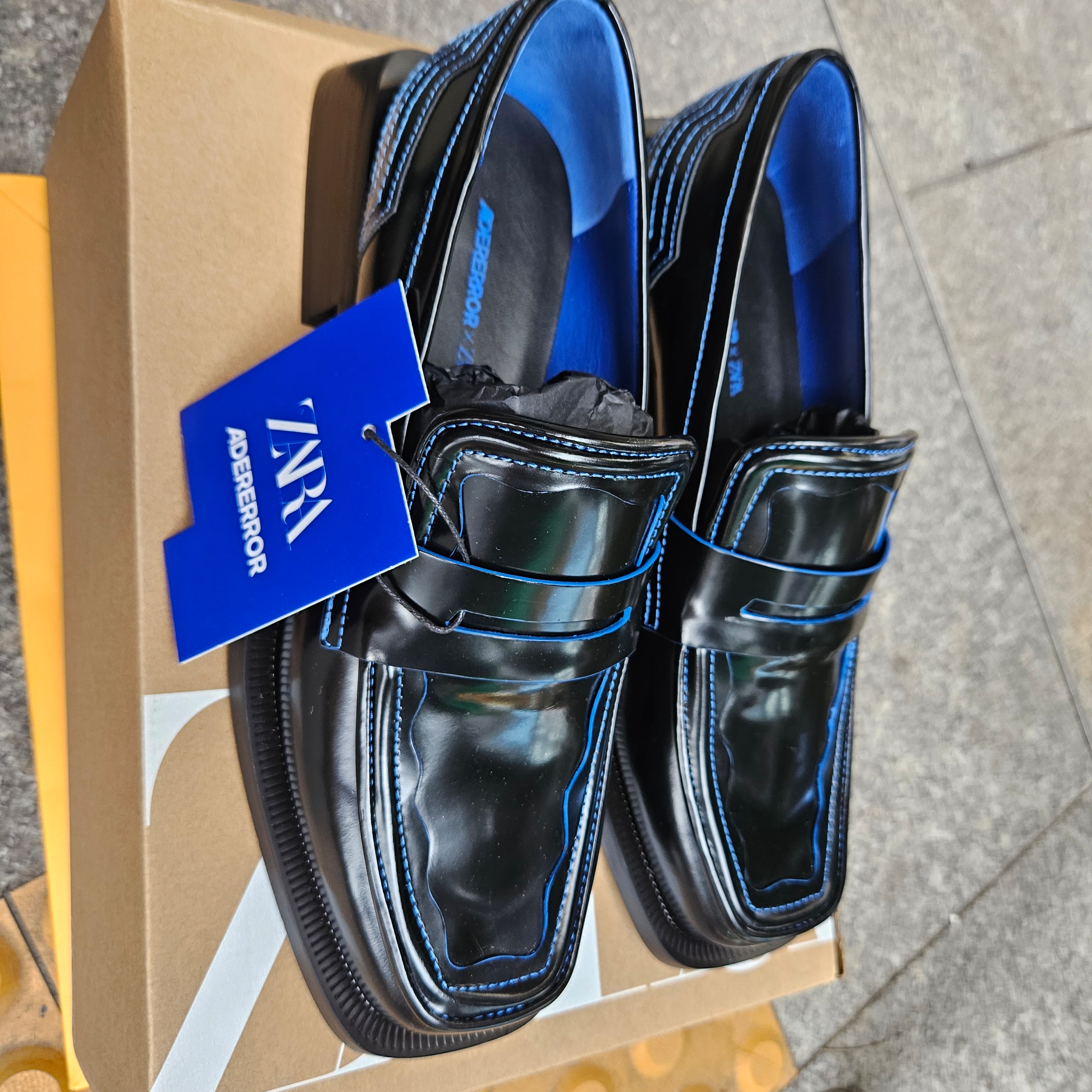 Zara x Ader Error Leather Loafers Black 착용 스타일