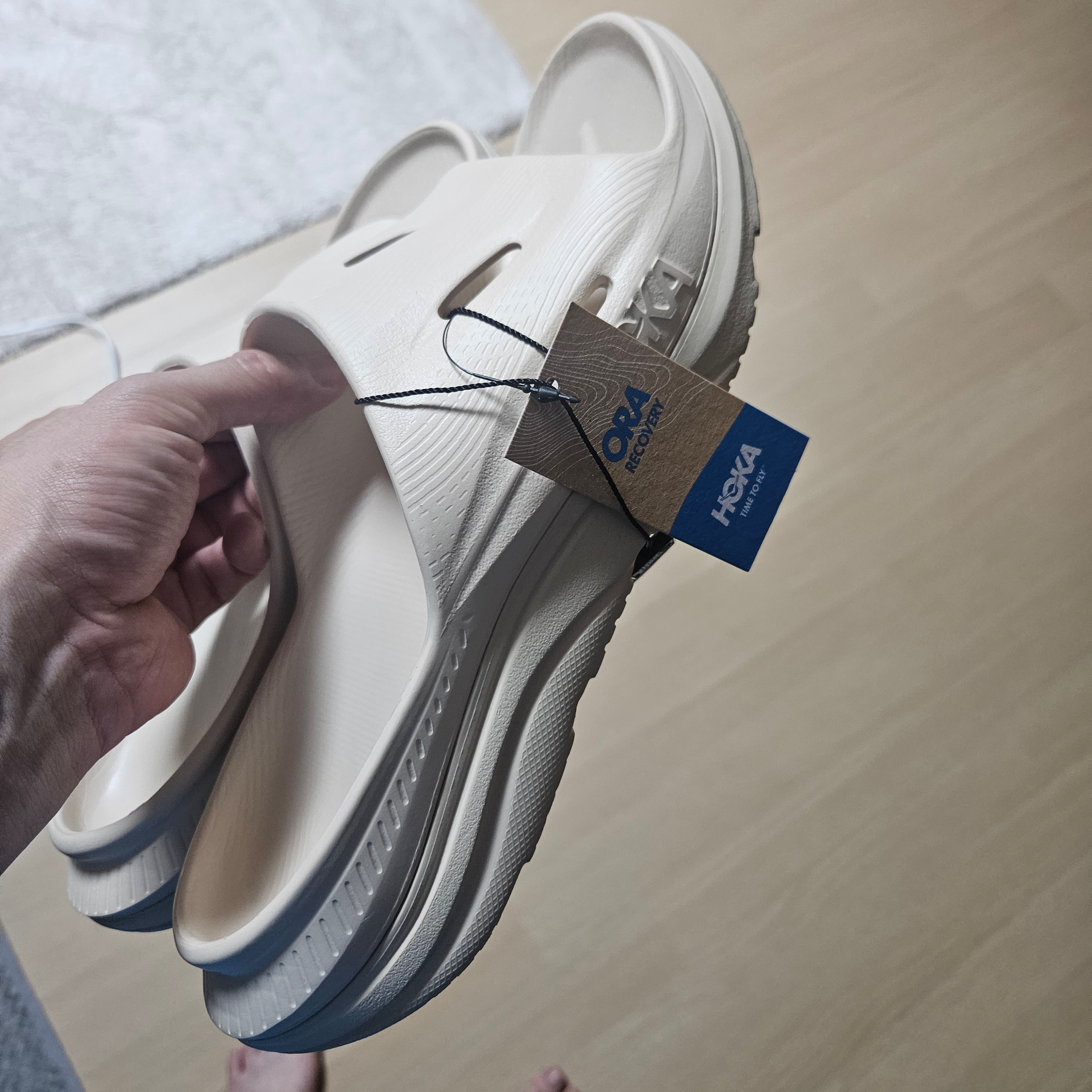 Hoka Ora Recovery Slide 3 Shifting Sand 착용 스타일