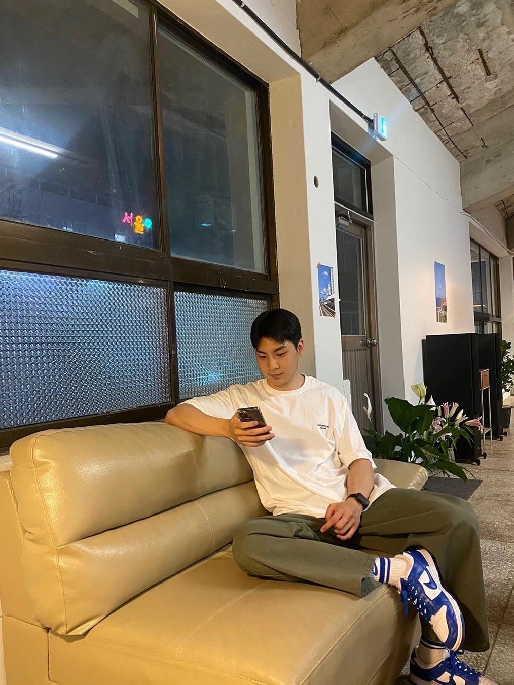 Undermycar Mu.05 Anti Fxxking Logo Play Oversized T-Shirts White, Undermycar Mu.05 Anti Fxxking Logo Play Oversized T-Shirts Taupe 착용 스타일 - 2