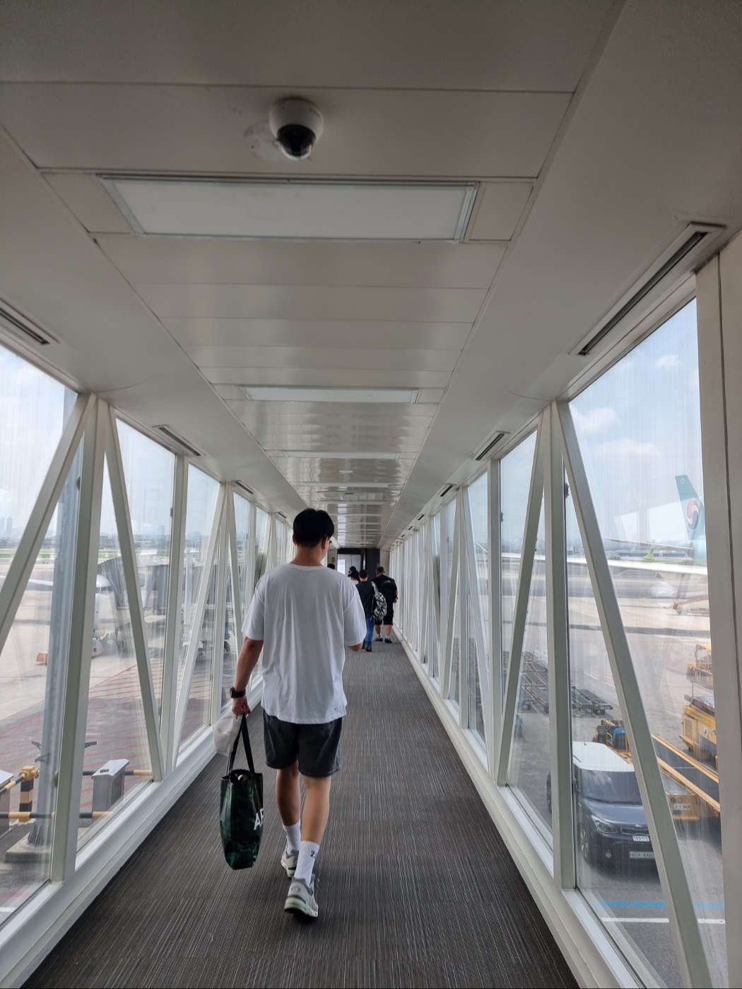 New Balance 991 Made in UK Grey, A.P.C. Lou Denim Tote Bag Black 착용 스타일