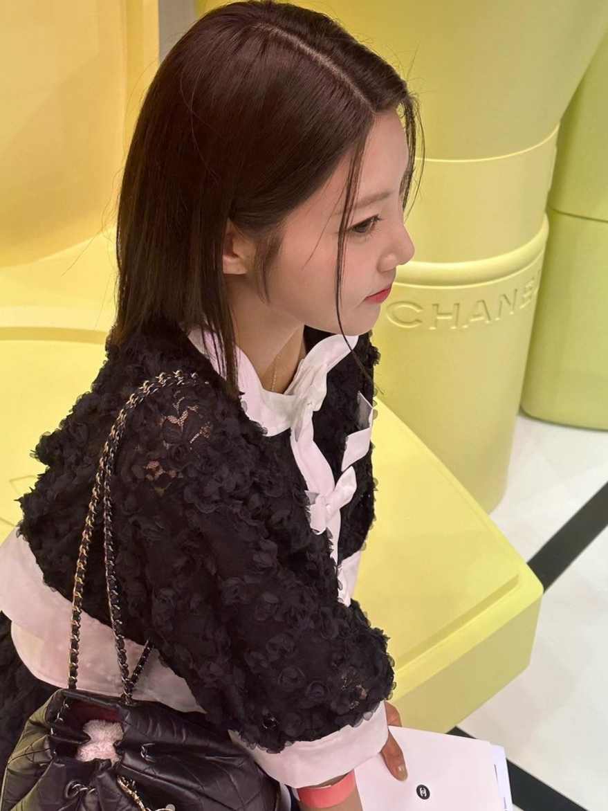 Chanel Small Gabrielle Backpack Aged Calfskin & Gold Silver Black 착용 스타일 - 3