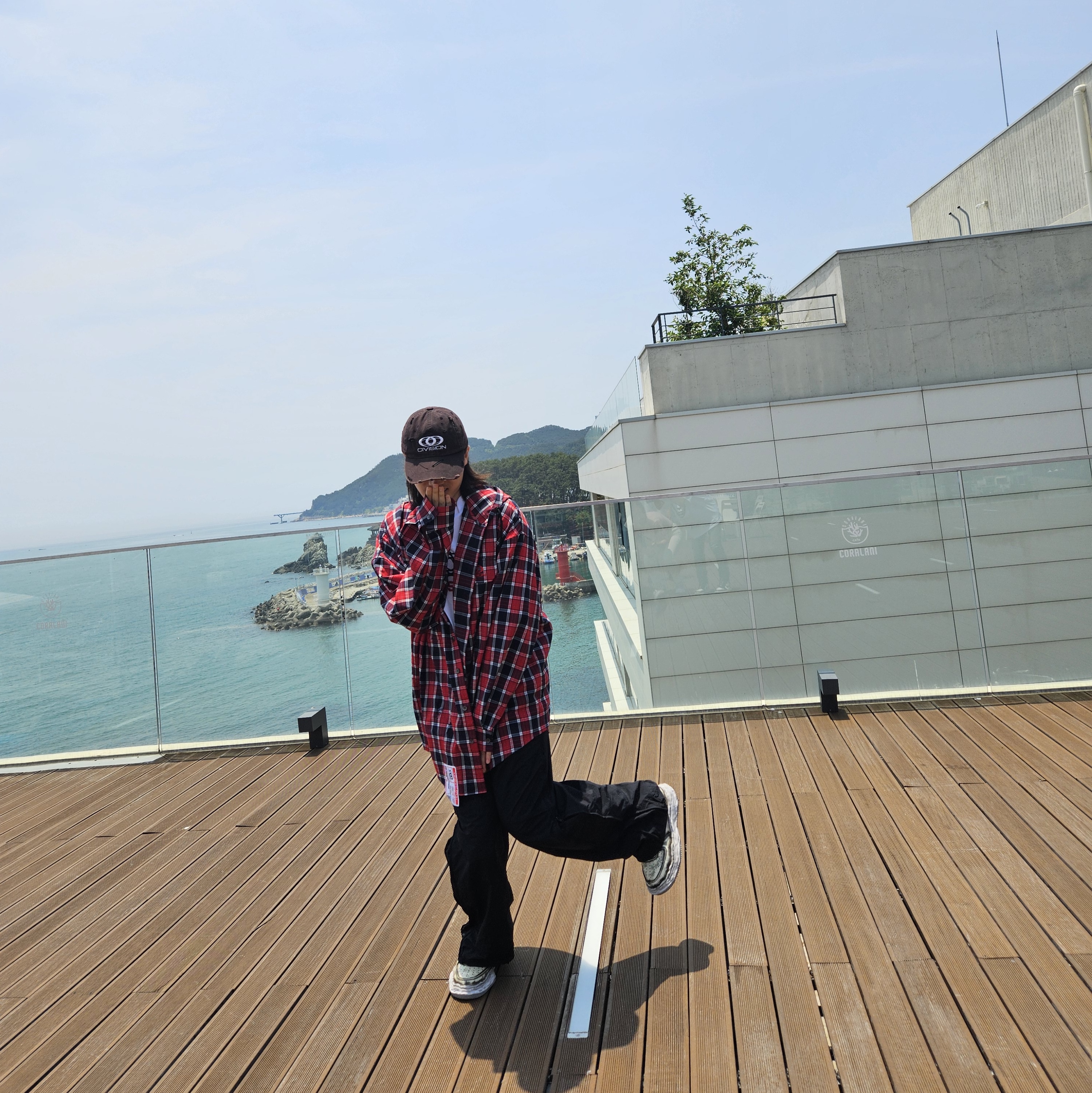 Civision by CSC Vision Logo T-Shirt White, Juun.J Side Zip Cut Off Eband Pants Black 착용 스타일