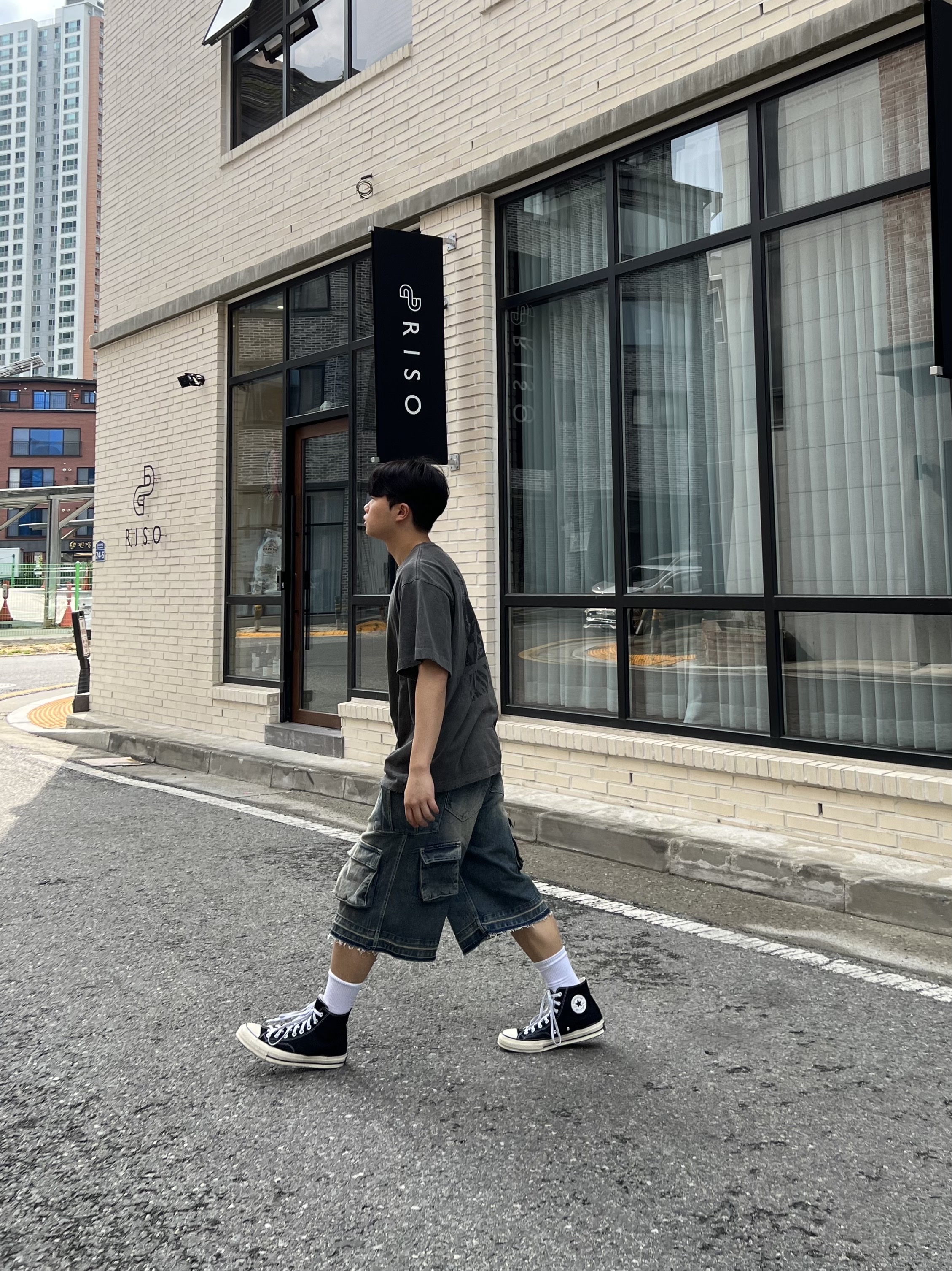 Nos Couleurs Old Washed Cargo Denim Shorts Blue, Converse Chuck 70 Hi Black 착용 스타일 - 5