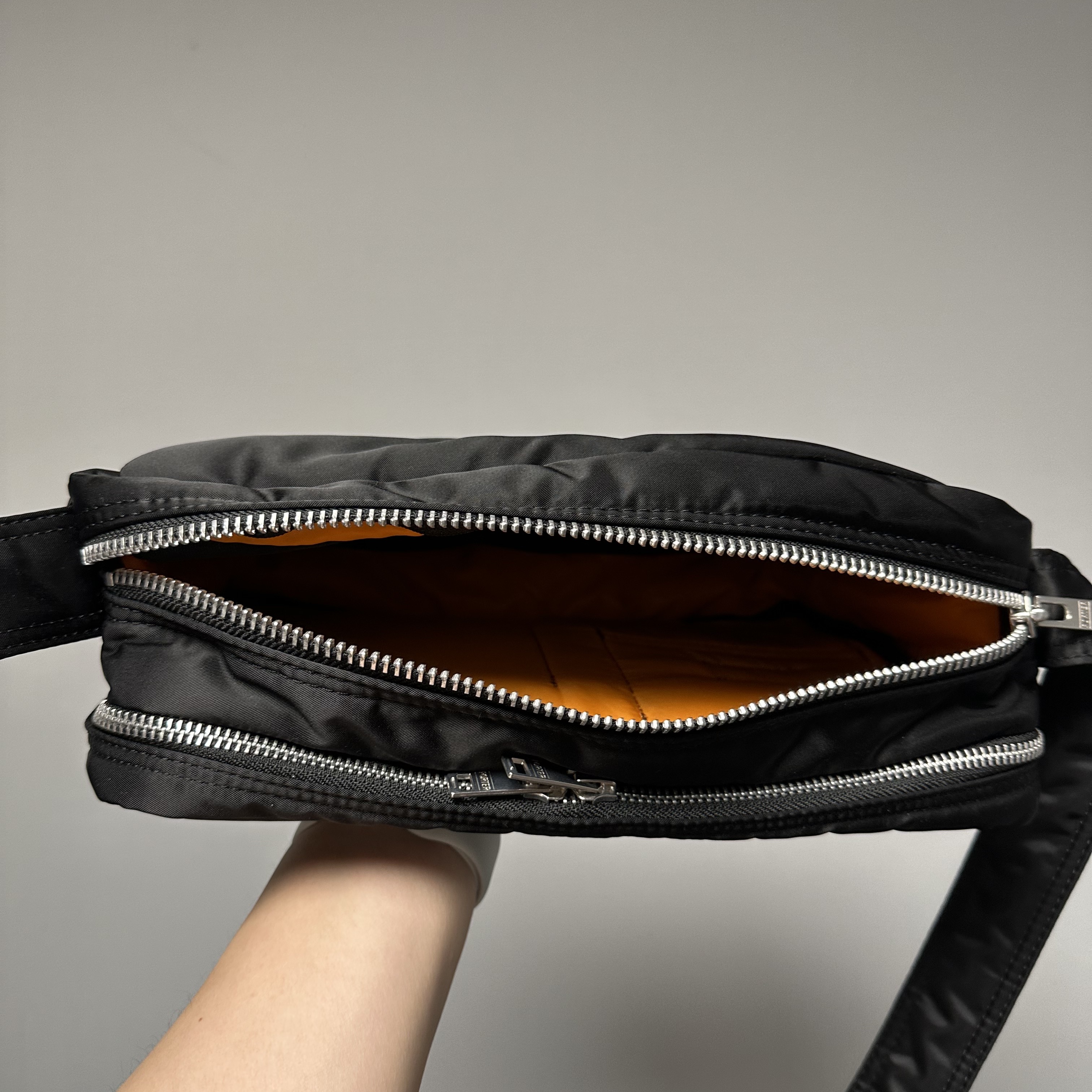 Porter Tanker Shoulder Bag L Black 착용 스타일 - 3