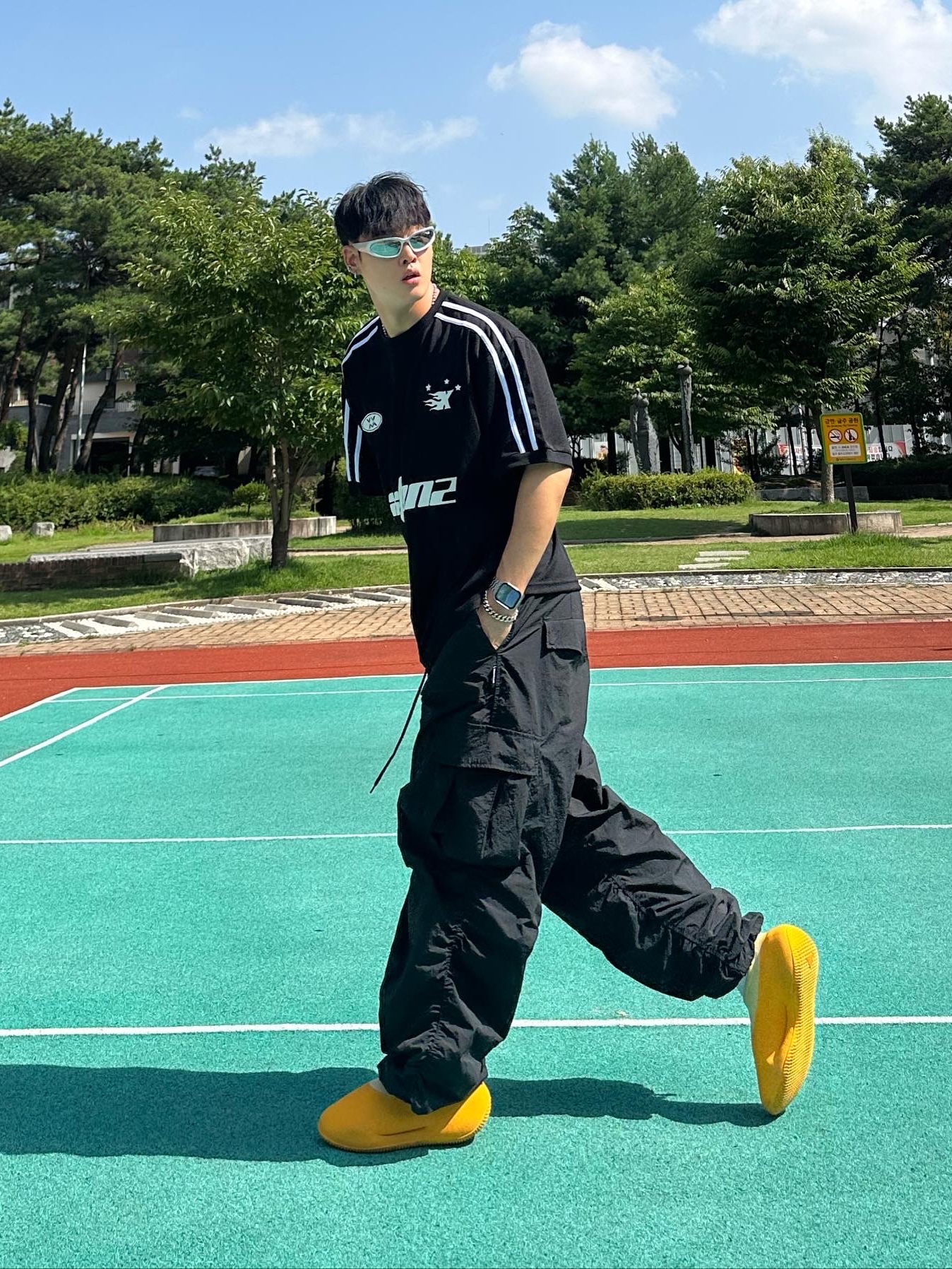 Adidas Yeezy Knit RNR Sulfur, Balenciaga Swift Oval Sunglasses Silver 착용 스타일