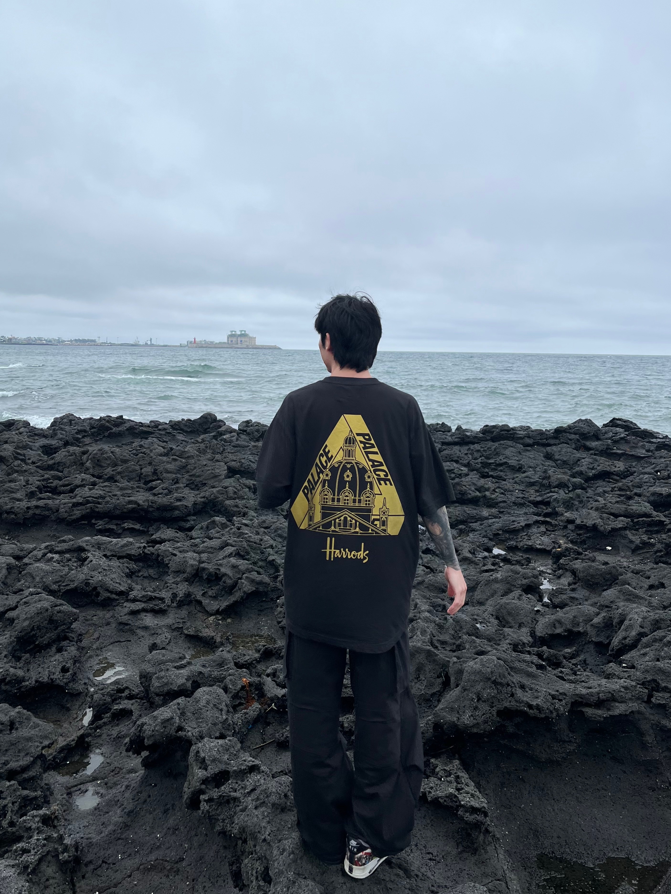 Palace x Harrods Tri-Sphinx T-Shirt Black - 21FW, Nike x Peaceminusone Air Force 1 Low Para-Noise 착용 스타일