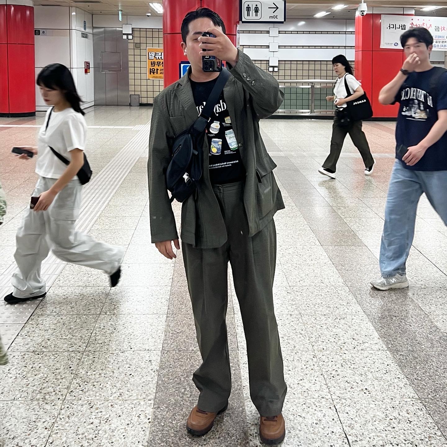 Nike x Tom Sachs General Purpose Shoe Brown, Prada Re-Nylon and Saffiano Leather Shoulder Bag Black 착용 스타일